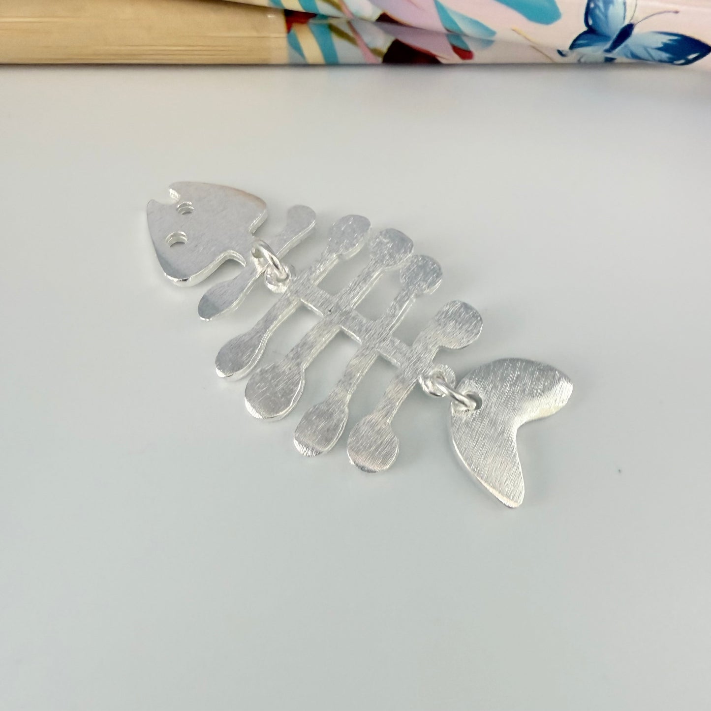 Joyas por Mayor Joyas Bañadas en Plata por Mayor Insumos para Joyas FP1249 Colgante Espina de Pez articulada Lijado 40 x 20 mm con perforación Espesor 1 mm Figura Baño Plata