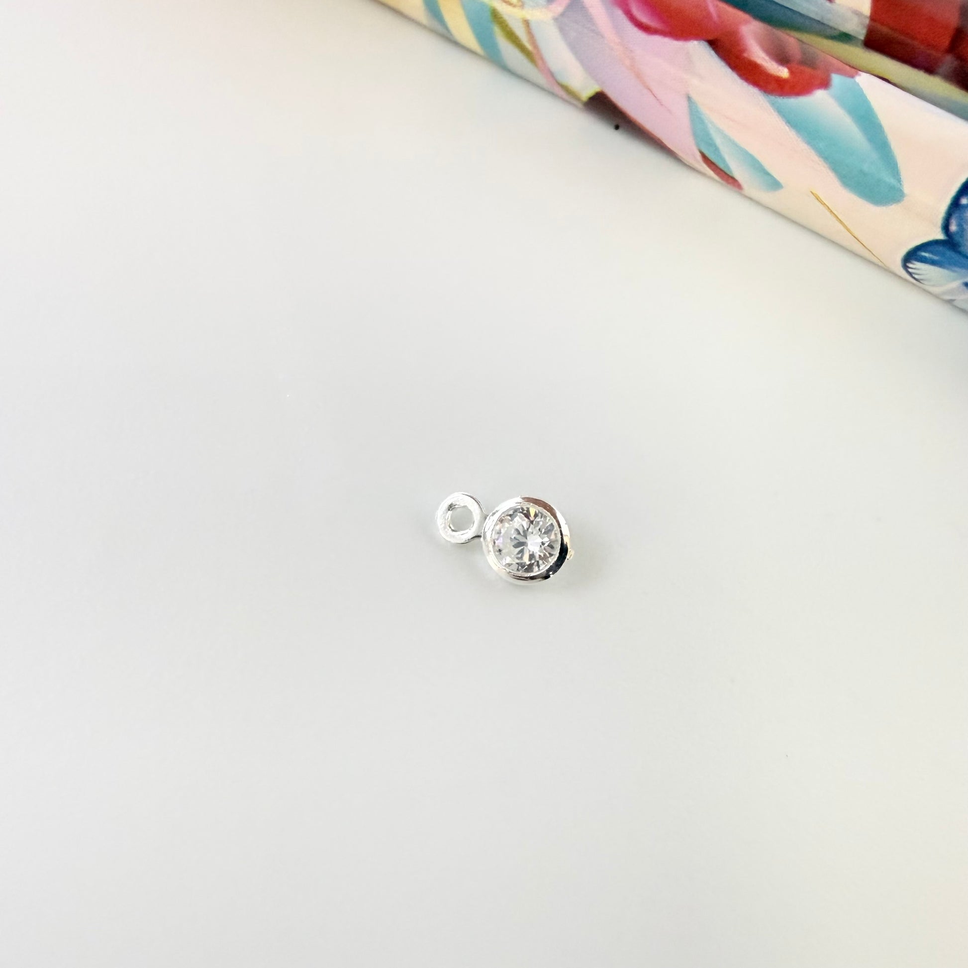 FP385 Punto Luz c Argolla plana 4 mm Figura Baño Plata Figuras Bañadas en Oro y Plata hecho de Bronce Bañado en Plata 50 ml Joyas Bañadas en Plata