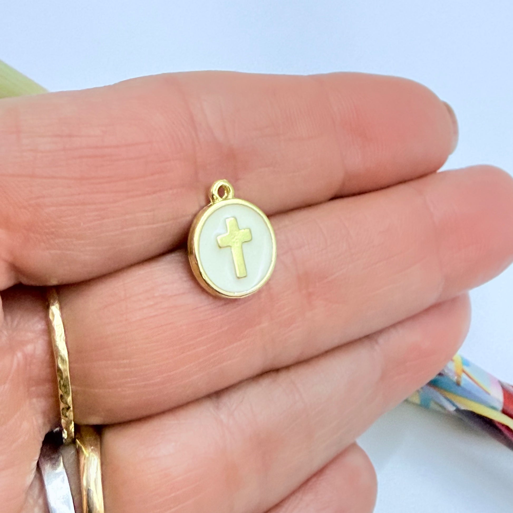 FO973 Colgante Medalla Cruz en relieve resina color 10 mm más argollita Figura Baño Oro Figuras Bañadas hecho de Bronce Bañado en Oro 18K Joyas Bañadas en Oro FO973-Hueso