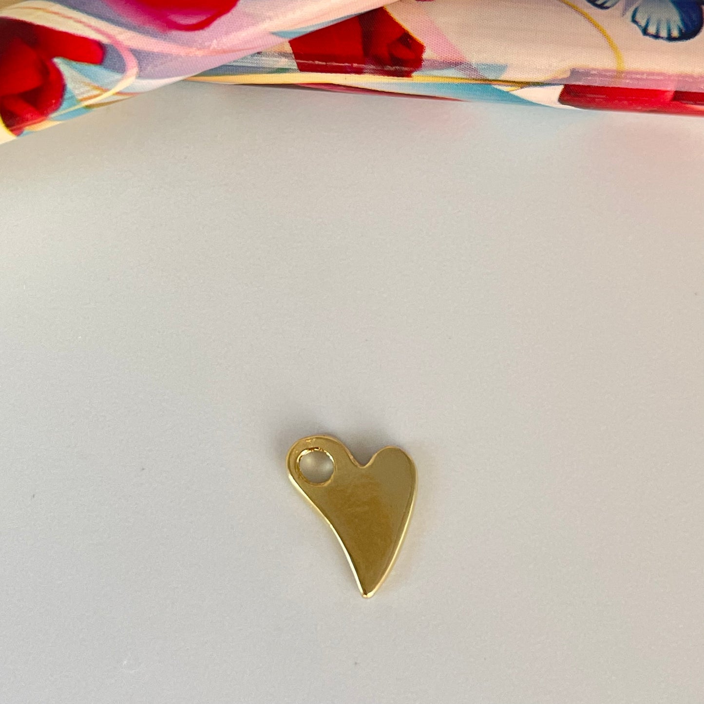 FO1124 Colgante Corazón ladeado con perforación lateral liso Tres tamaños L M y S Espesor 1.2 mm Figura Baño Oro