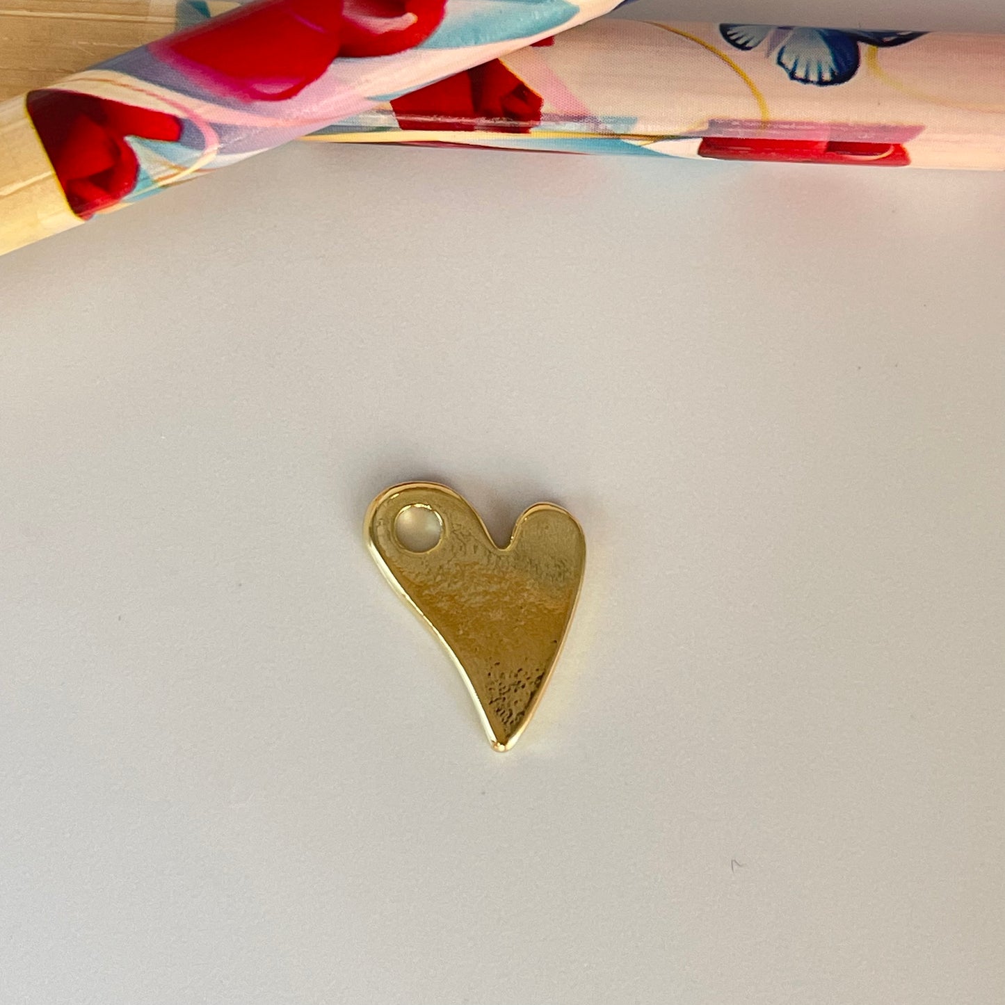 FO1124 Colgante Corazón ladeado con perforación lateral liso Tres tamaños L M y S Espesor 1.2 mm Figura Baño Oro Figuras Bañadas hecho de Bronce Bañado en Oro 18K Joyas Bañadas en Oro