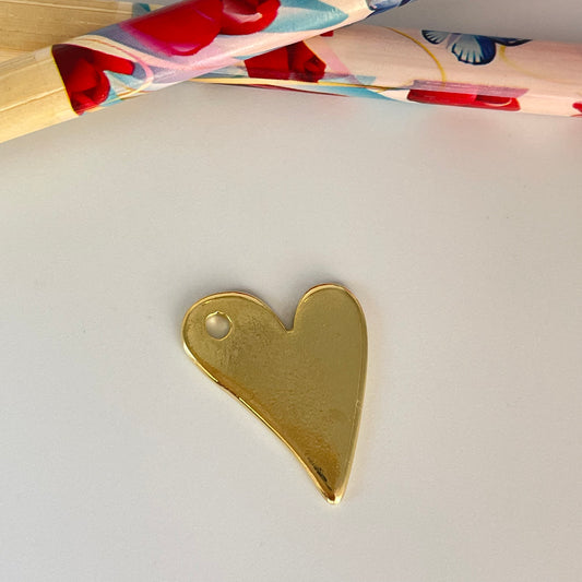 FO1124 Colgante Corazón ladeado con perforación lateral liso Tres tamaños L M y S Espesor 1.2 mm Figura Baño Oro Figuras Bañadas hecho de Bronce Bañado en Oro 18K Joyas Bañadas en Oro