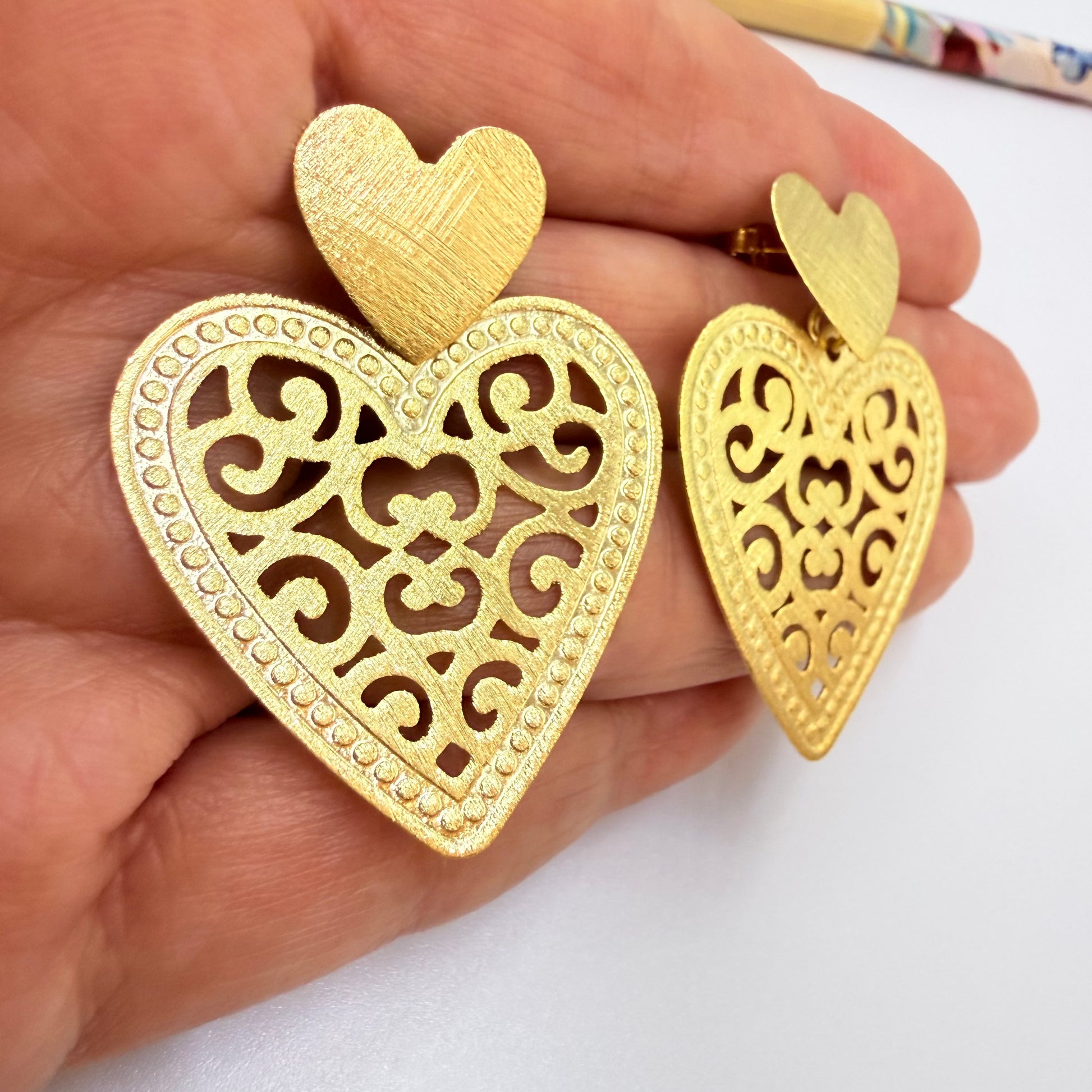 Joyas por Mayor Joyas Bañadas en Oro por Mayor Insumos para Joyas XO567 Aro Base Corazón 14x15 mm Mandala Corazón Calada Borde Puntos 31x31 mm Lijado Aro Baño Oro