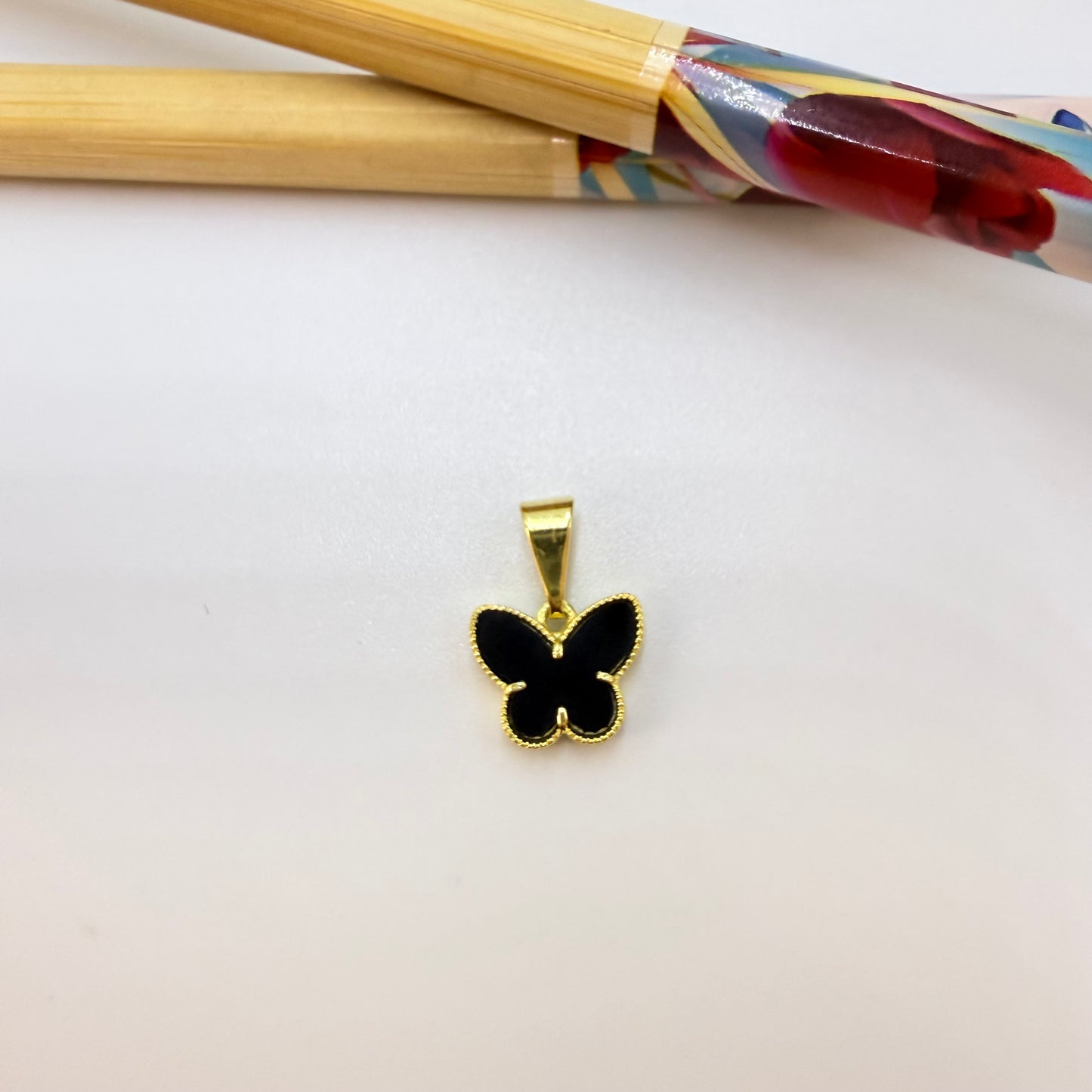 Joyas por Mayor Joyas Bañadas en Oro por Mayor Insumos para Joyas FO1247 Colgante Mariposa Borde Rutilado Acrílico Negro 11 x 9 mm valier de 7 mm Espesor 2 mm Figura Baño Oro