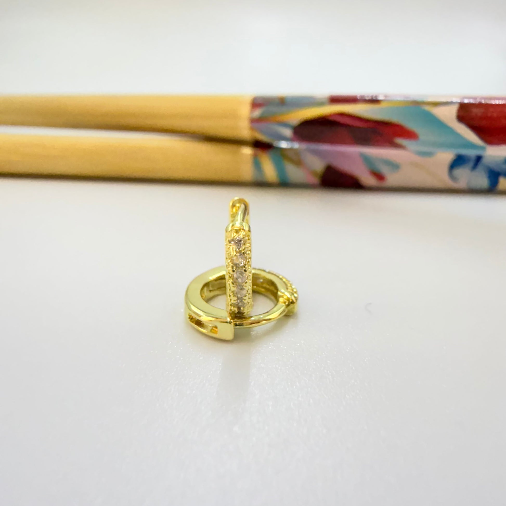 Joyas por Mayor Joyas Bañadas en Oro por Mayor Insumos para Joyas XO569 Aro Argolla Presión Diá. 10 mm Ancho 2 mm con Circones Espesor 1.8 mm Aro Baño Oro