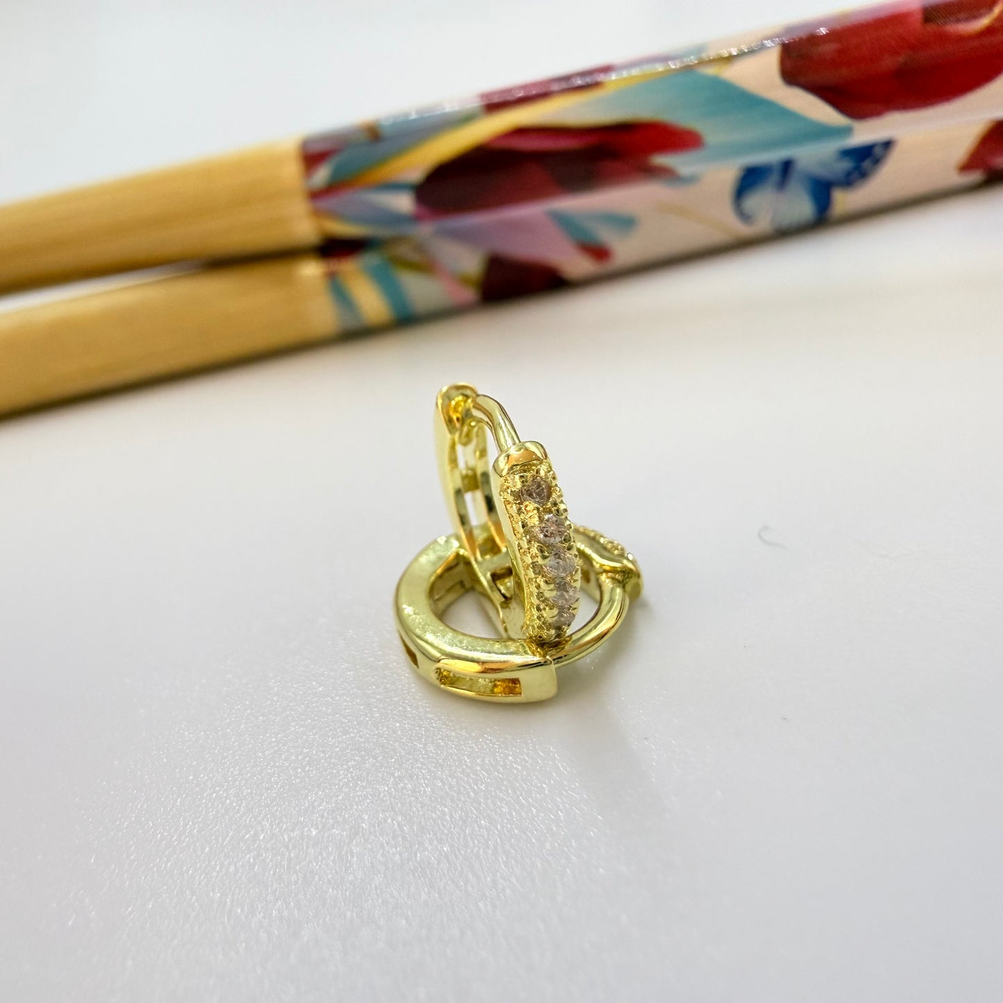 Joyas por Mayor Joyas Bañadas en Oro por Mayor Insumos para Joyas XO569 Aro Argolla Presión Diá. 10 mm Ancho 2 mm con Circones Espesor 1.8 mm Aro Baño Oro