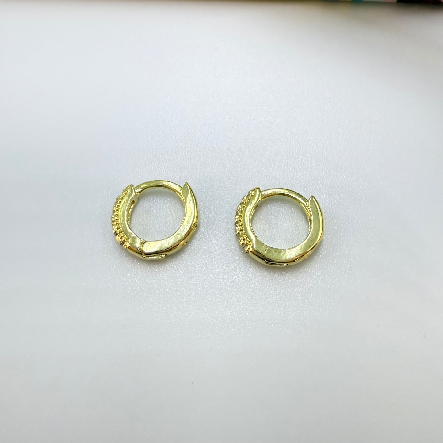 Joyas por Mayor Joyas Bañadas en Oro por Mayor Insumos para Joyas XO569 Aro Argolla Presión Diá. 10 mm Ancho 2 mm con Circones Espesor 1.8 mm Aro Baño Oro