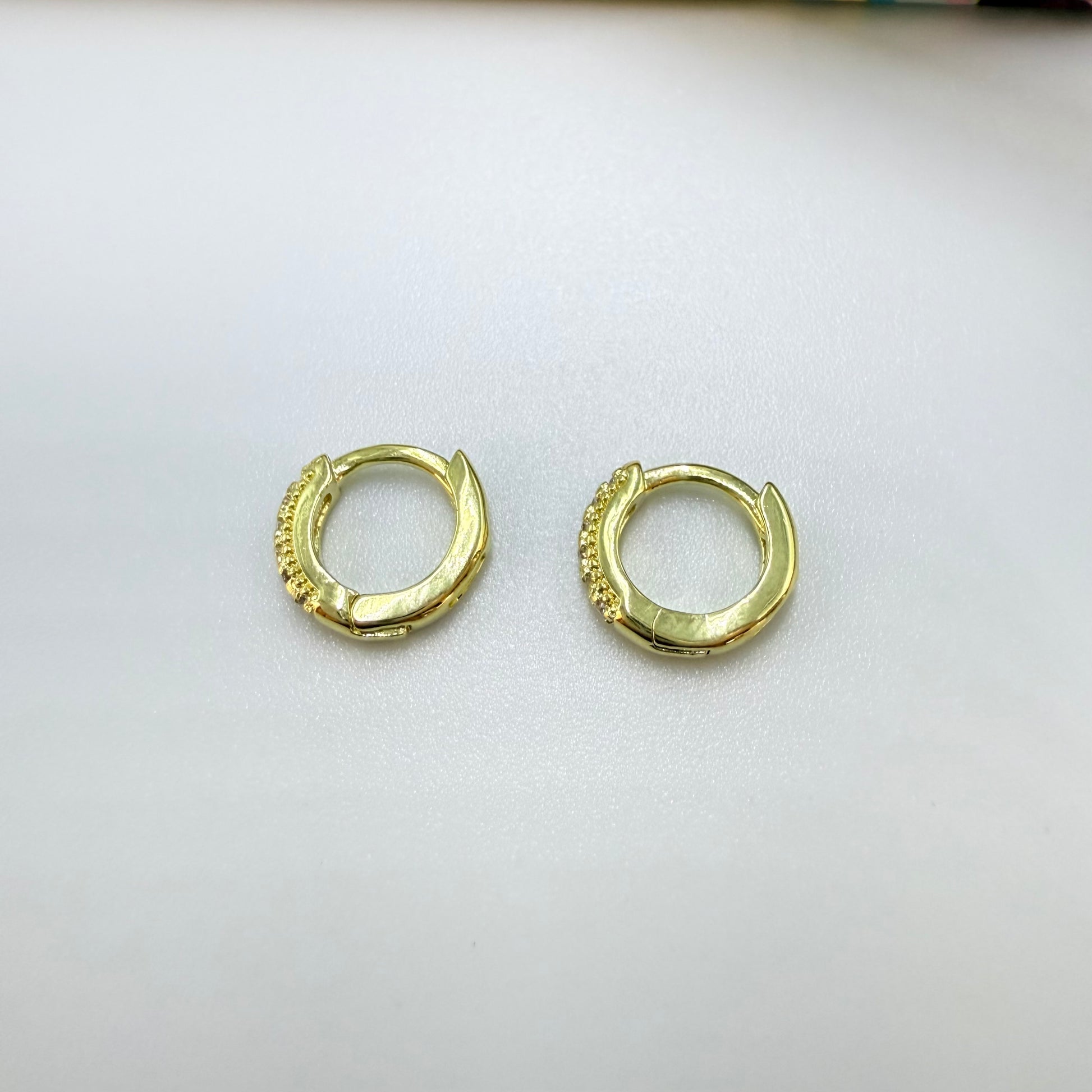 Joyas por Mayor Joyas Bañadas en Oro por Mayor Insumos para Joyas XO569 Aro Argolla Presión Diá. 10 mm Ancho 2 mm con Circones Espesor 1.8 mm Aro Baño Oro