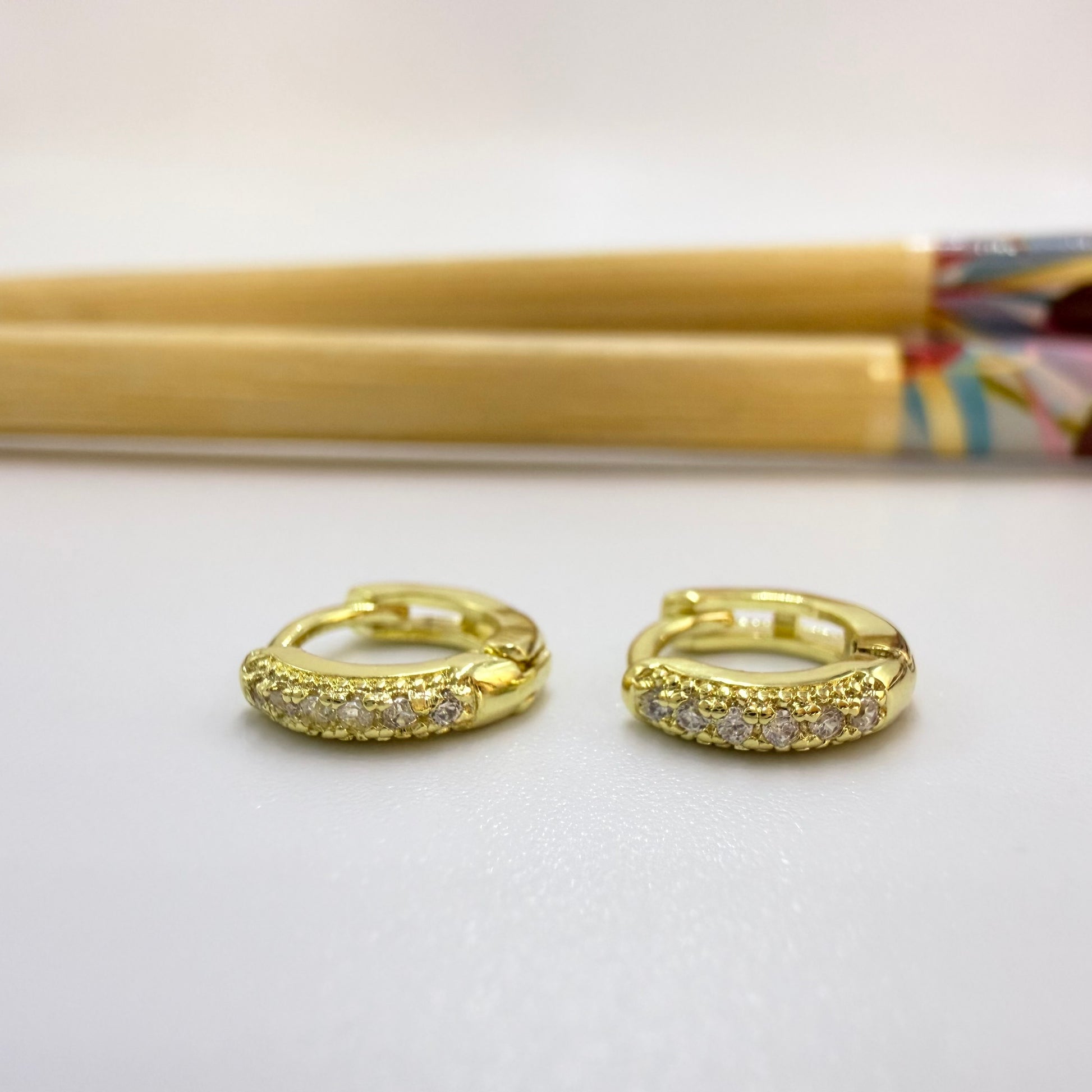 Joyas por Mayor Joyas Bañadas en Oro por Mayor Insumos para Joyas XO569 Aro Argolla Presión Diá. 10 mm Ancho 2 mm con Circones Espesor 1.8 mm Aro Baño Oro