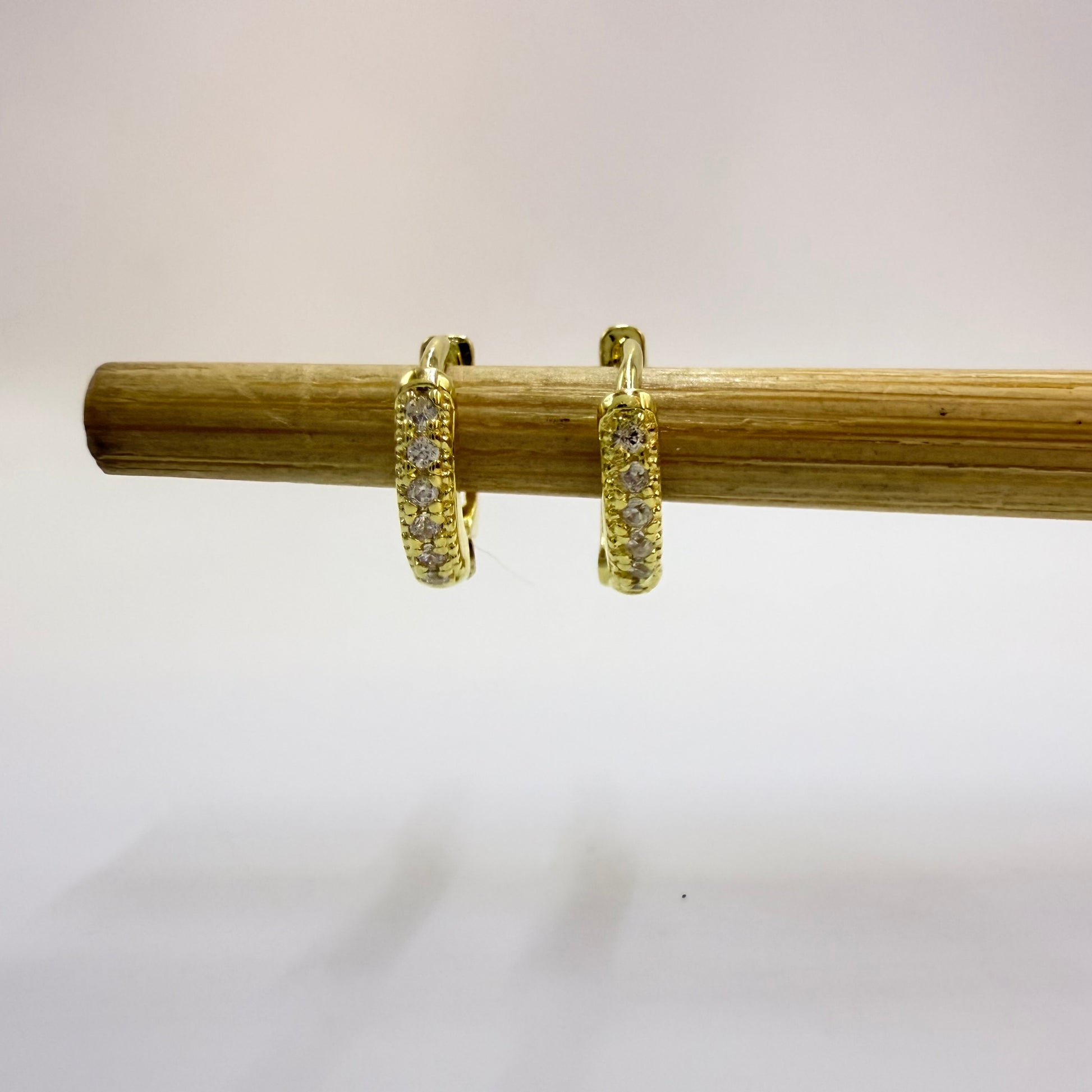 Joyas por Mayor Joyas Bañadas en Oro por Mayor Insumos para Joyas XO569 Aro Argolla Presión Diá. 10 mm Ancho 2 mm con Circones Espesor 1.8 mm Aro Baño Oro