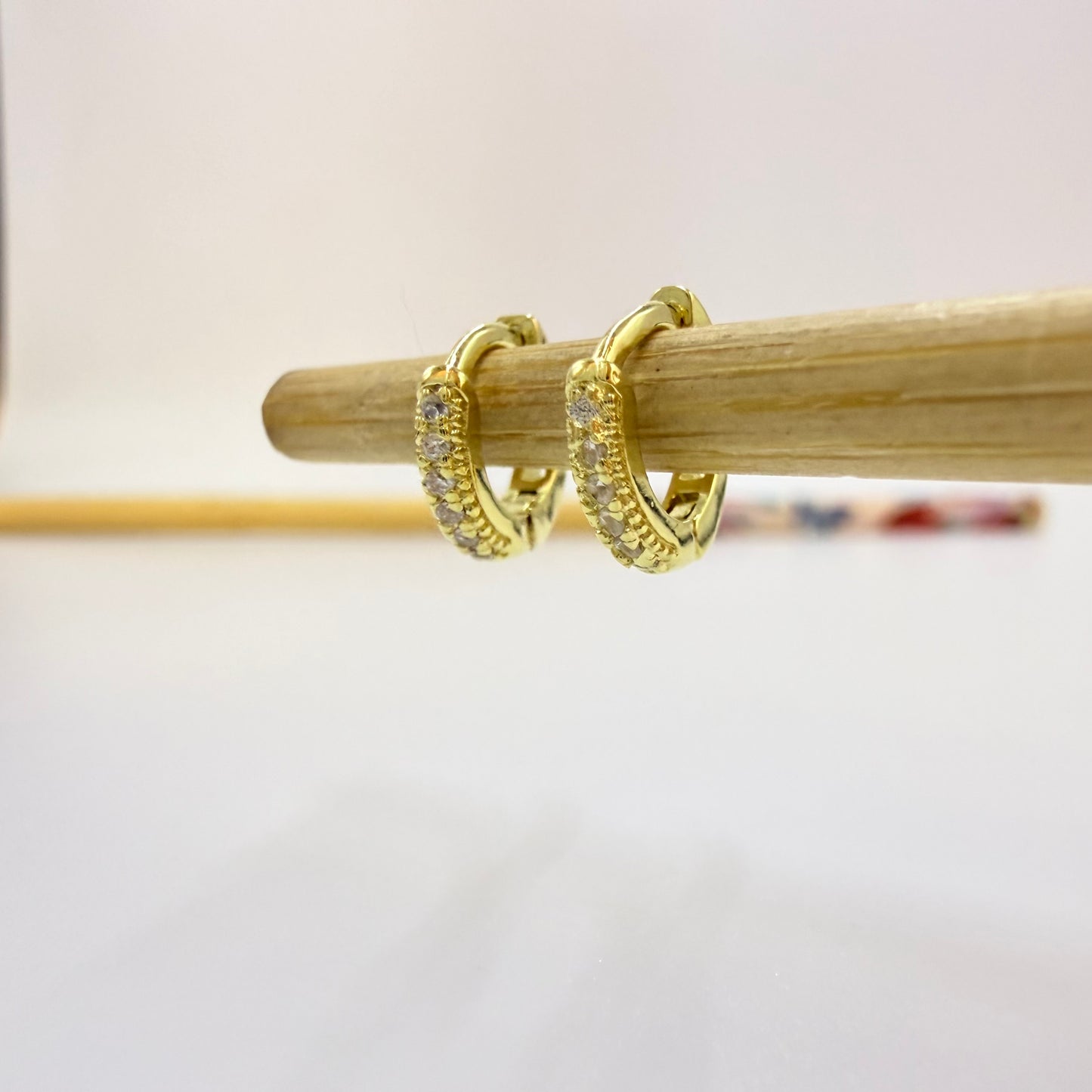 Joyas por Mayor Joyas Bañadas en Oro por Mayor Insumos para Joyas XO569 Aro Argolla Presión Diá. 10 mm Ancho 2 mm con Circones Espesor 1.8 mm Aro Baño Oro