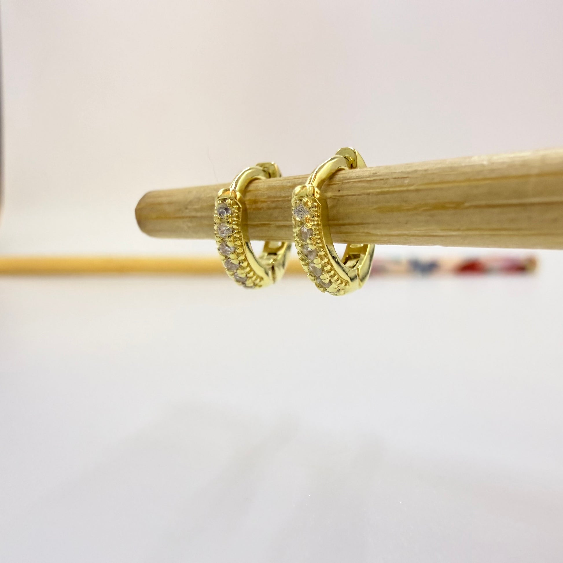 Joyas por Mayor Joyas Bañadas en Oro por Mayor Insumos para Joyas XO569 Aro Argolla Presión Diá. 10 mm Ancho 2 mm con Circones Espesor 1.8 mm Aro Baño Oro