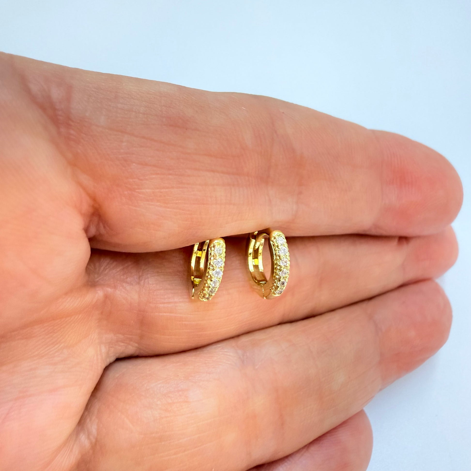 Joyas por Mayor Joyas Bañadas en Oro por Mayor Insumos para Joyas XO569 Aro Argolla Presión Diá. 10 mm Ancho 2 mm con Circones Espesor 1.8 mm Aro Baño Oro