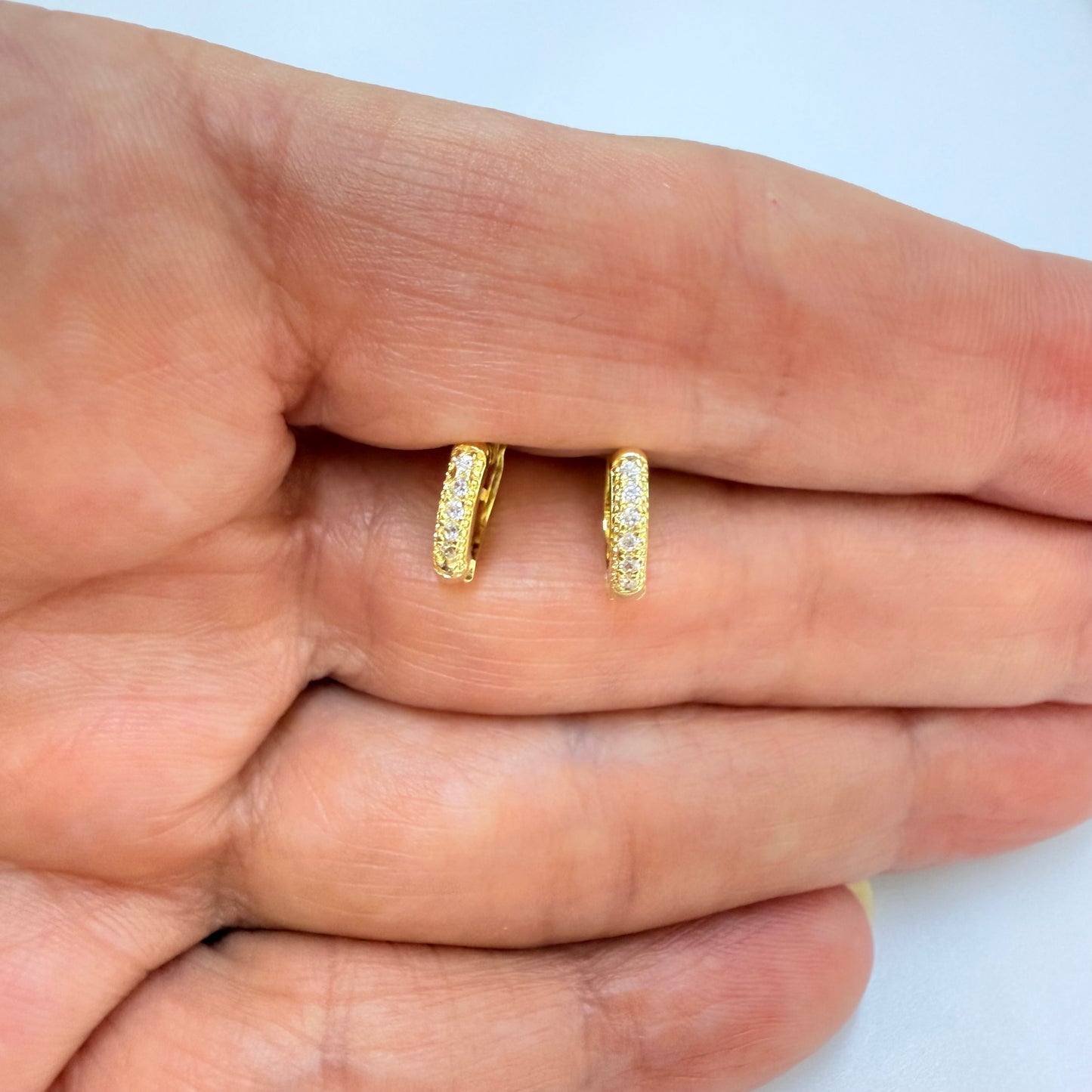 Joyas por Mayor Joyas Bañadas en Oro por Mayor Insumos para Joyas XO569 Aro Argolla Presión Diá. 10 mm Ancho 2 mm con Circones Espesor 1.8 mm Aro Baño Oro