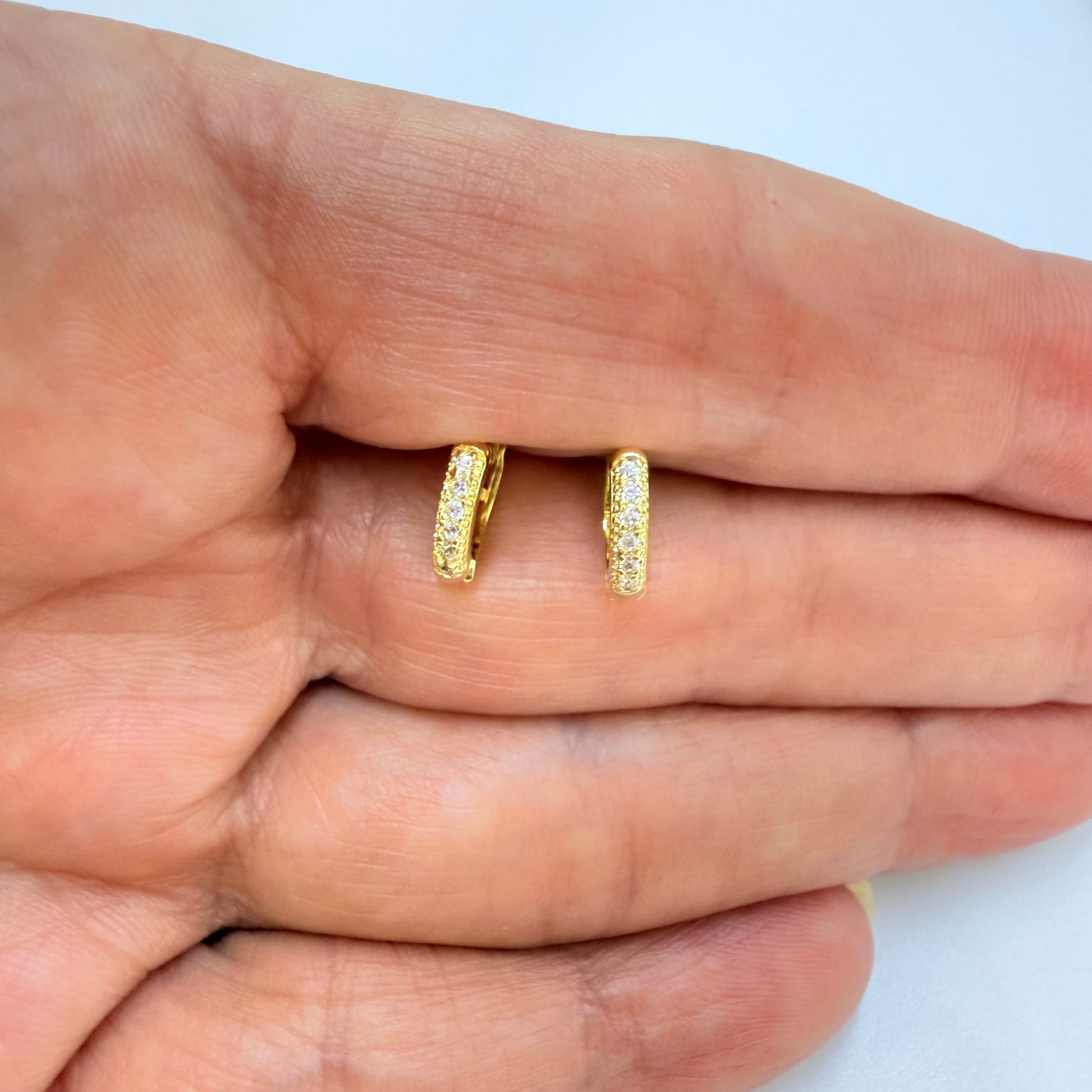 Joyas por Mayor Joyas Bañadas en Oro por Mayor Insumos para Joyas XO569 Aro Argolla Presión Diá. 10 mm Ancho 2 mm con Circones Espesor 1.8 mm Aro Baño Oro