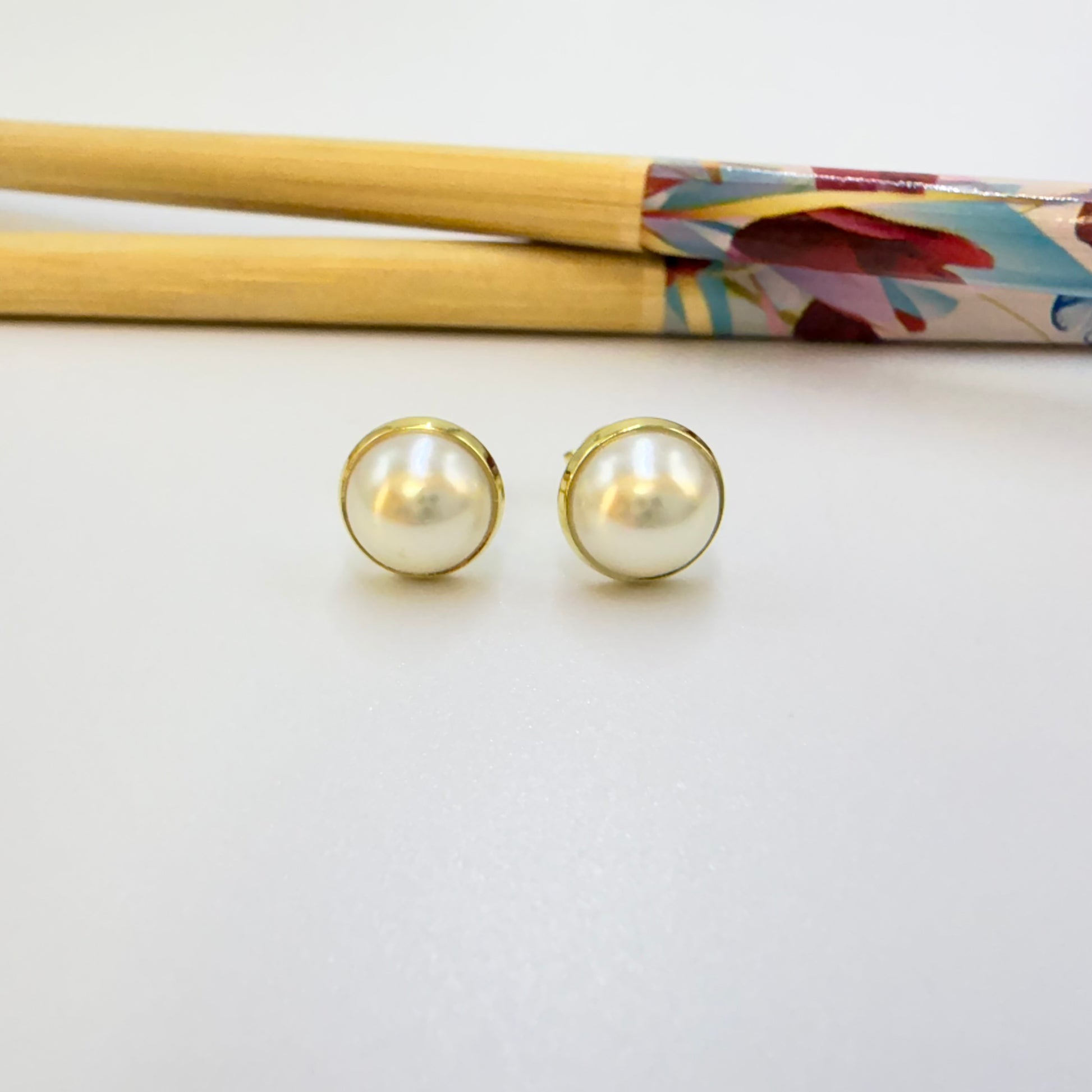 Joyas por Mayor Joyas Bañadas en Oro por Mayor Insumos para Joyas XO566 Aro Media Perla con Base diá. 9 mm Espesor 4 mm Aro Baño Oro