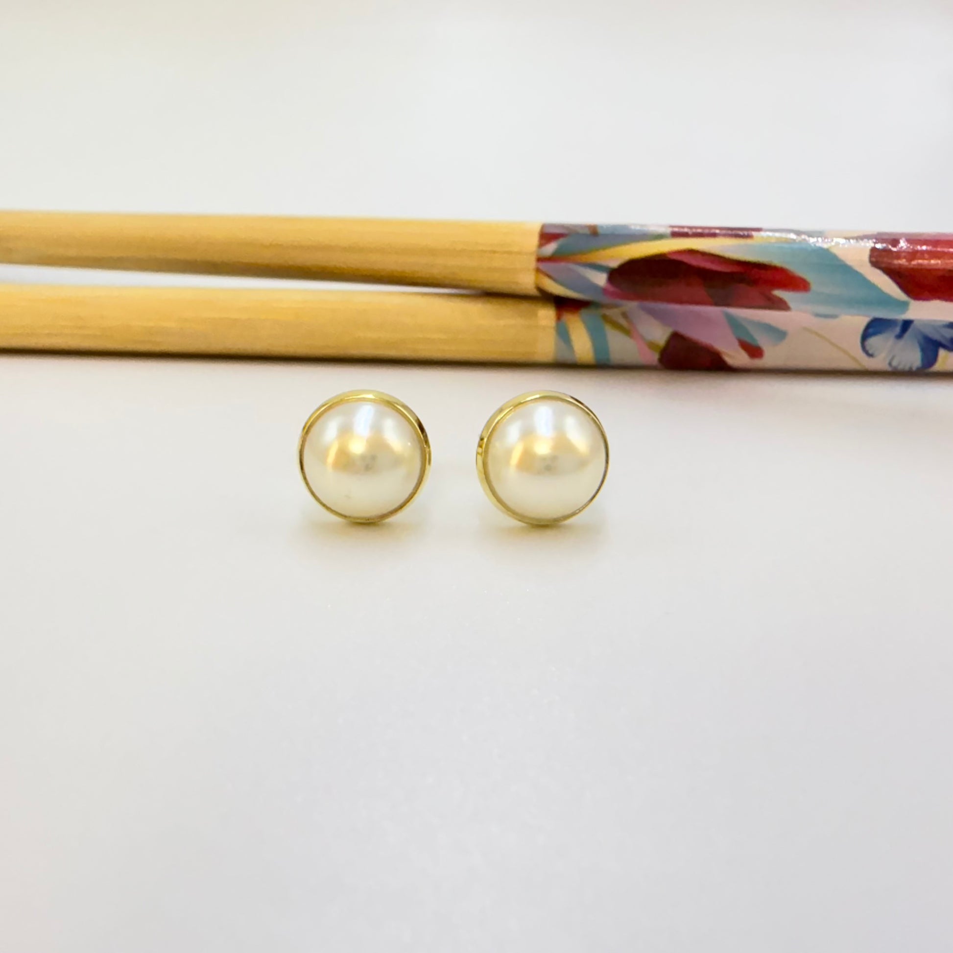 Joyas por Mayor Joyas Bañadas en Oro por Mayor Insumos para Joyas XO566 Aro Media Perla con Base diá. 9 mm Espesor 4 mm Aro Baño Oro