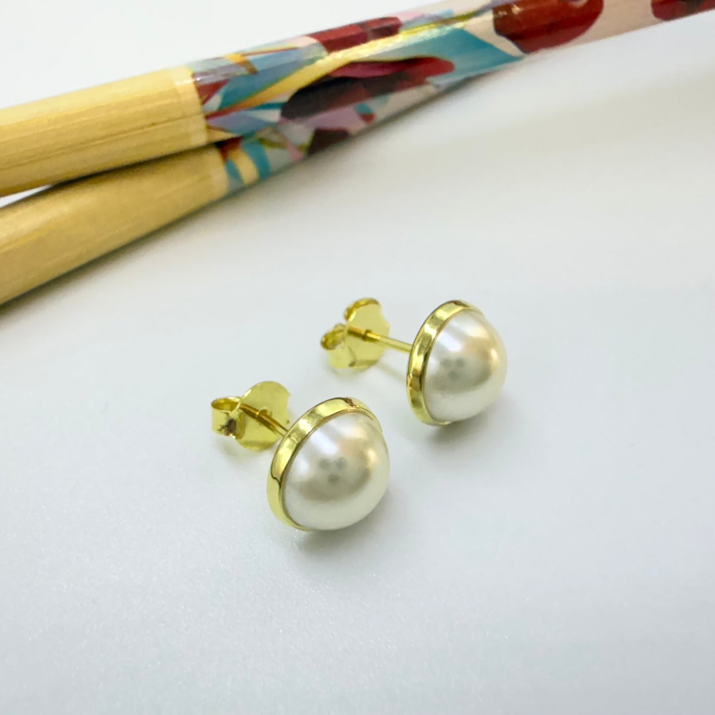 Joyas por Mayor Joyas Bañadas en Oro por Mayor Insumos para Joyas XO566 Aro Media Perla con Base diá. 9 mm Espesor 4 mm Aro Baño Oro