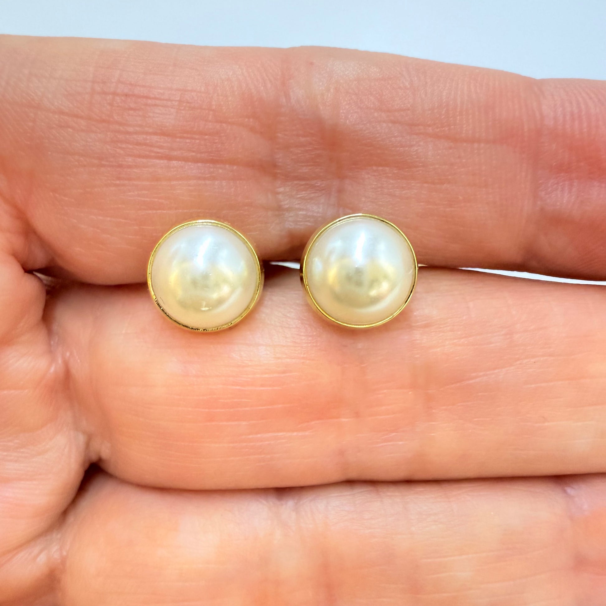 Joyas por Mayor Joyas Bañadas en Oro por Mayor Insumos para Joyas XO566 Aro Media Perla con Base diá. 9 mm Espesor 4 mm Aro Baño Oro