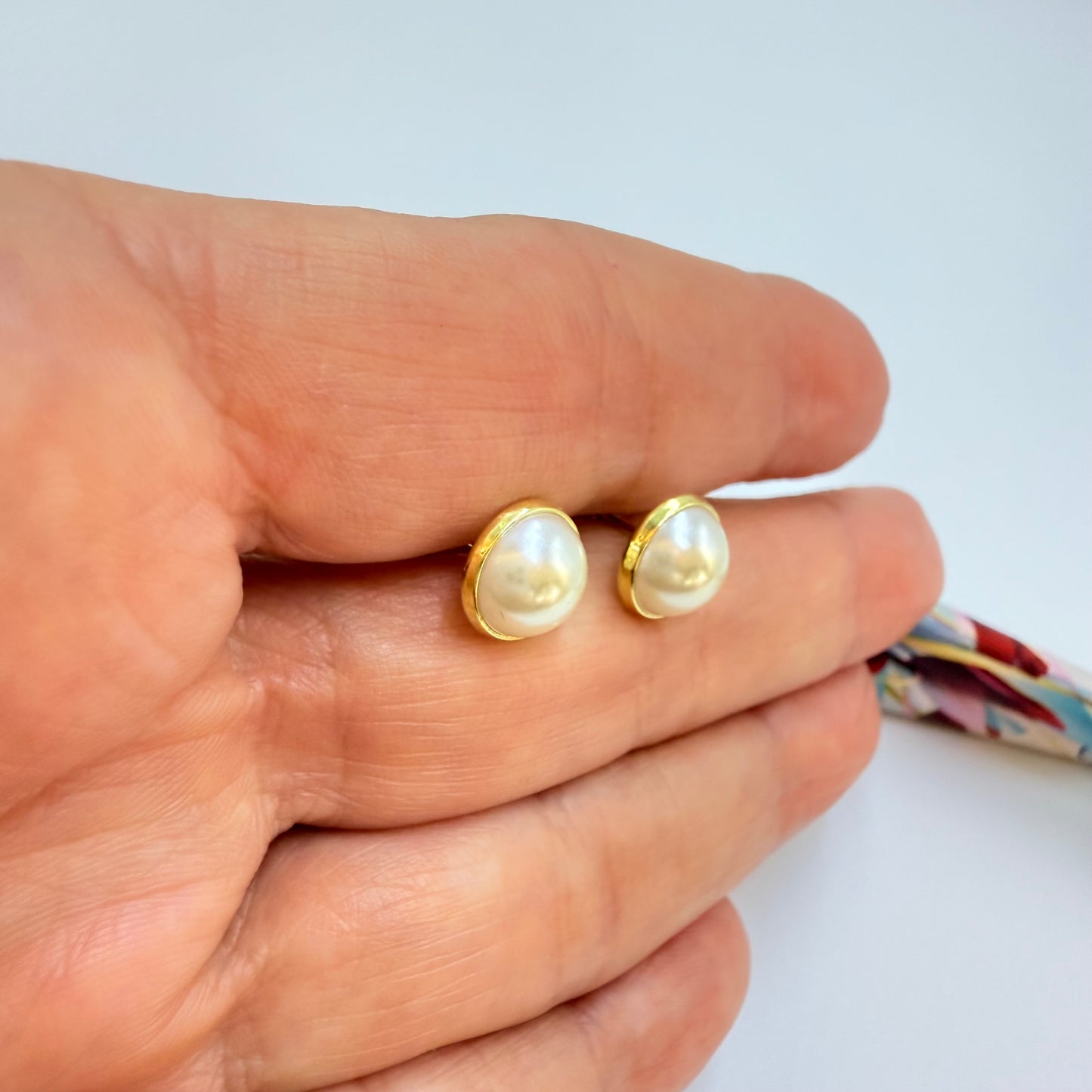 Joyas por Mayor Joyas Bañadas en Oro por Mayor Insumos para Joyas XO566 Aro Media Perla con Base diá. 9 mm Espesor 4 mm Aro Baño Oro