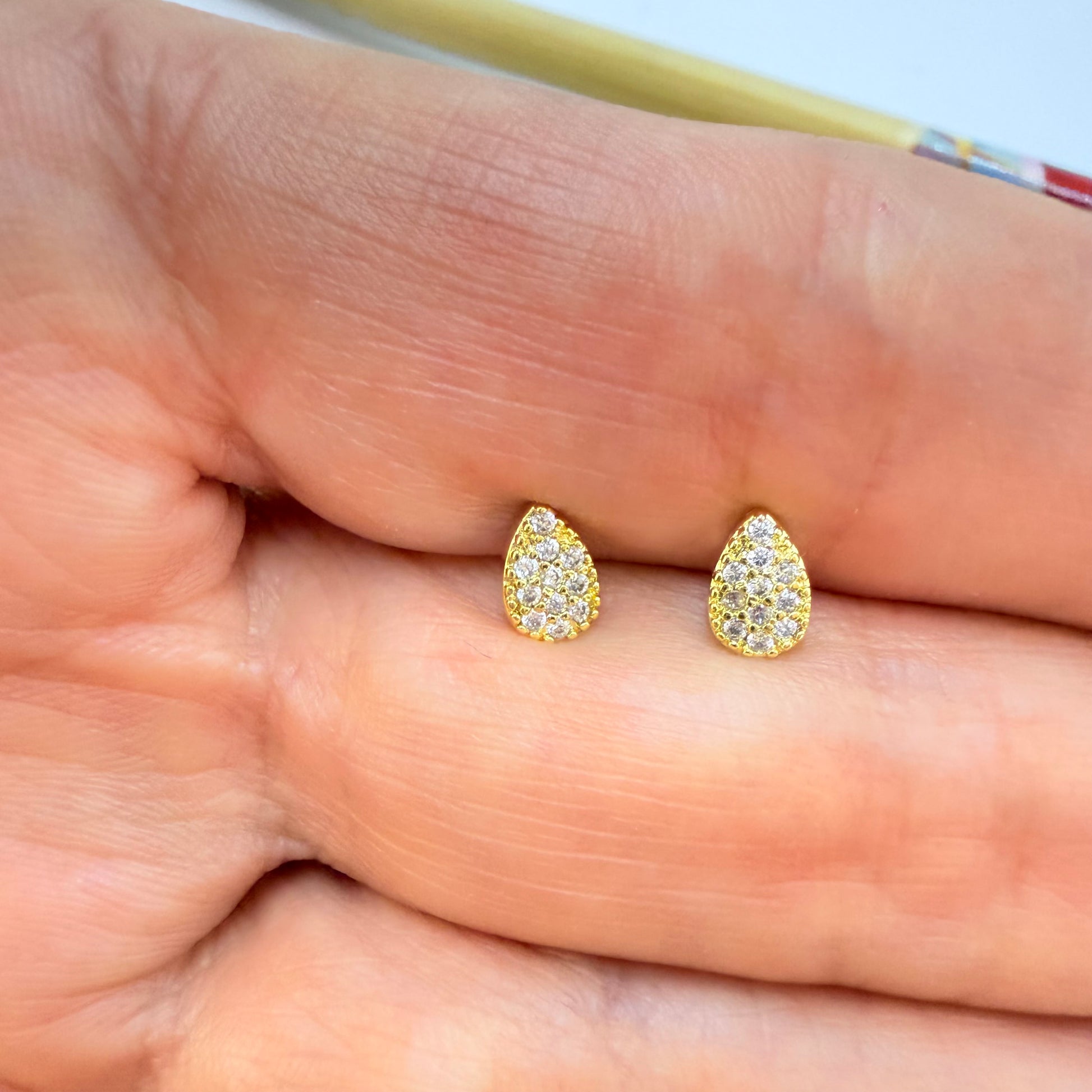 Joyas por Mayor Joyas Bañadas en Oro por Mayor Insumos para Joyas XO564 Aro Gota Small con circones 6 x 4 mm Espesor 2.1 mm Aro Baño Oro