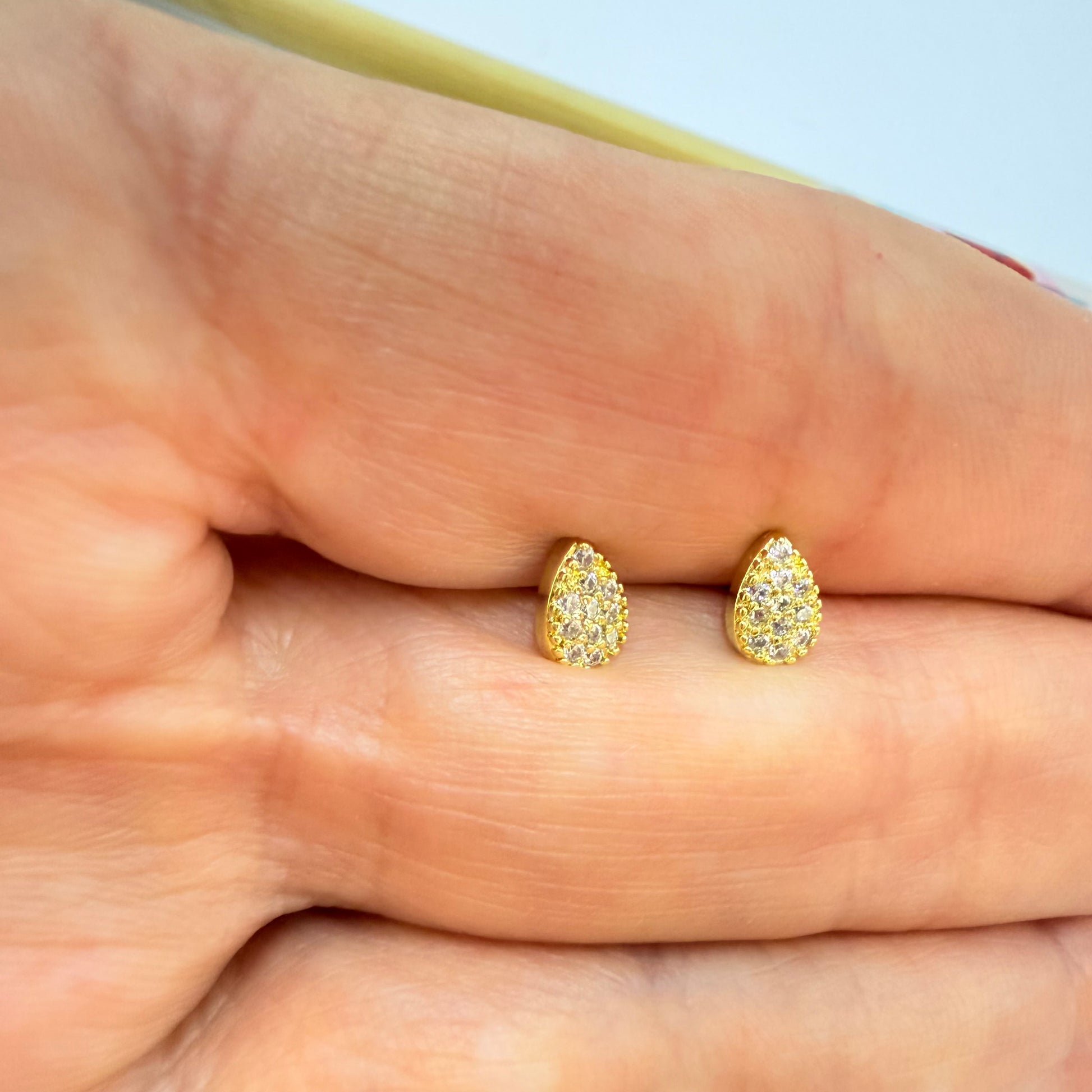 Joyas por Mayor Joyas Bañadas en Oro por Mayor Insumos para Joyas XO564 Aro Gota Small con circones 6 x 4 mm Espesor 2.1 mm Aro Baño Oro