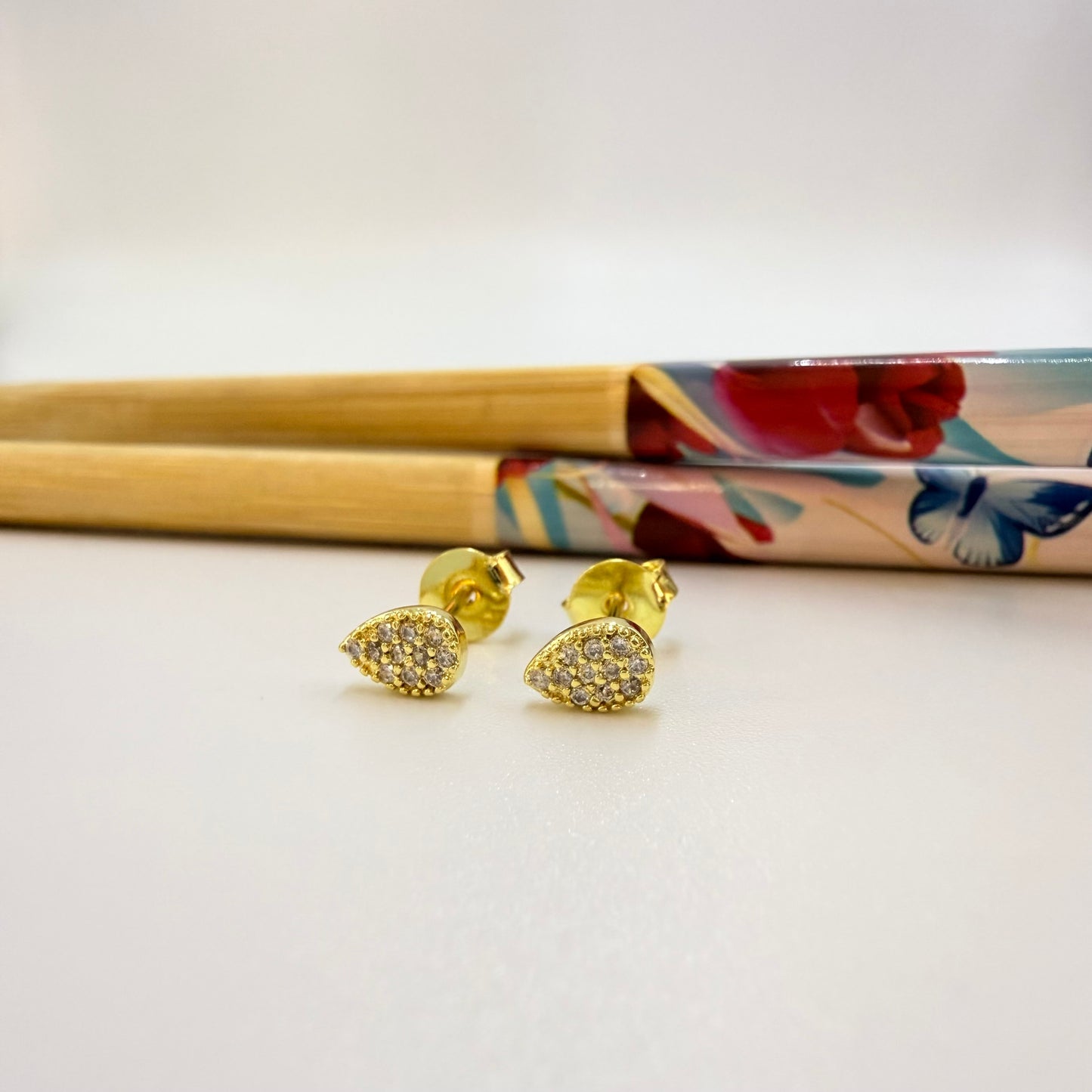 Joyas por Mayor Joyas Bañadas en Oro por Mayor Insumos para Joyas XO564 Aro Gota Small con circones 6 x 4 mm Espesor 2.1 mm Aro Baño Oro