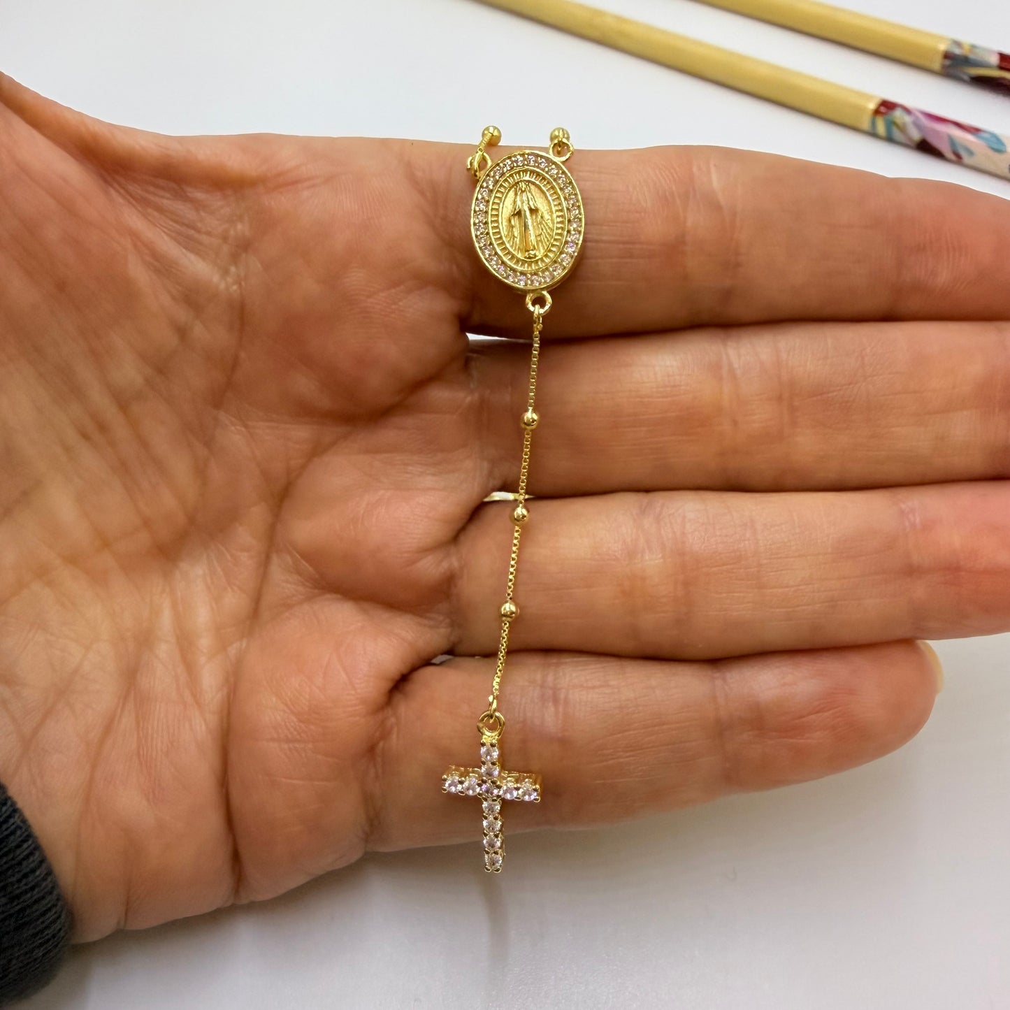 Joyas por Mayor Joyas Bañadas en Oro por Mayor Insumos para Joyas CO234 Rosario Virgen de los milagros Borde con mini circones 14x1 mm Cadena veneciana bolitas de 2 mm 60 cm Largo cascada 5.5 mm cruz con circones 10x8 mm Cadena Terminada Baño Oro