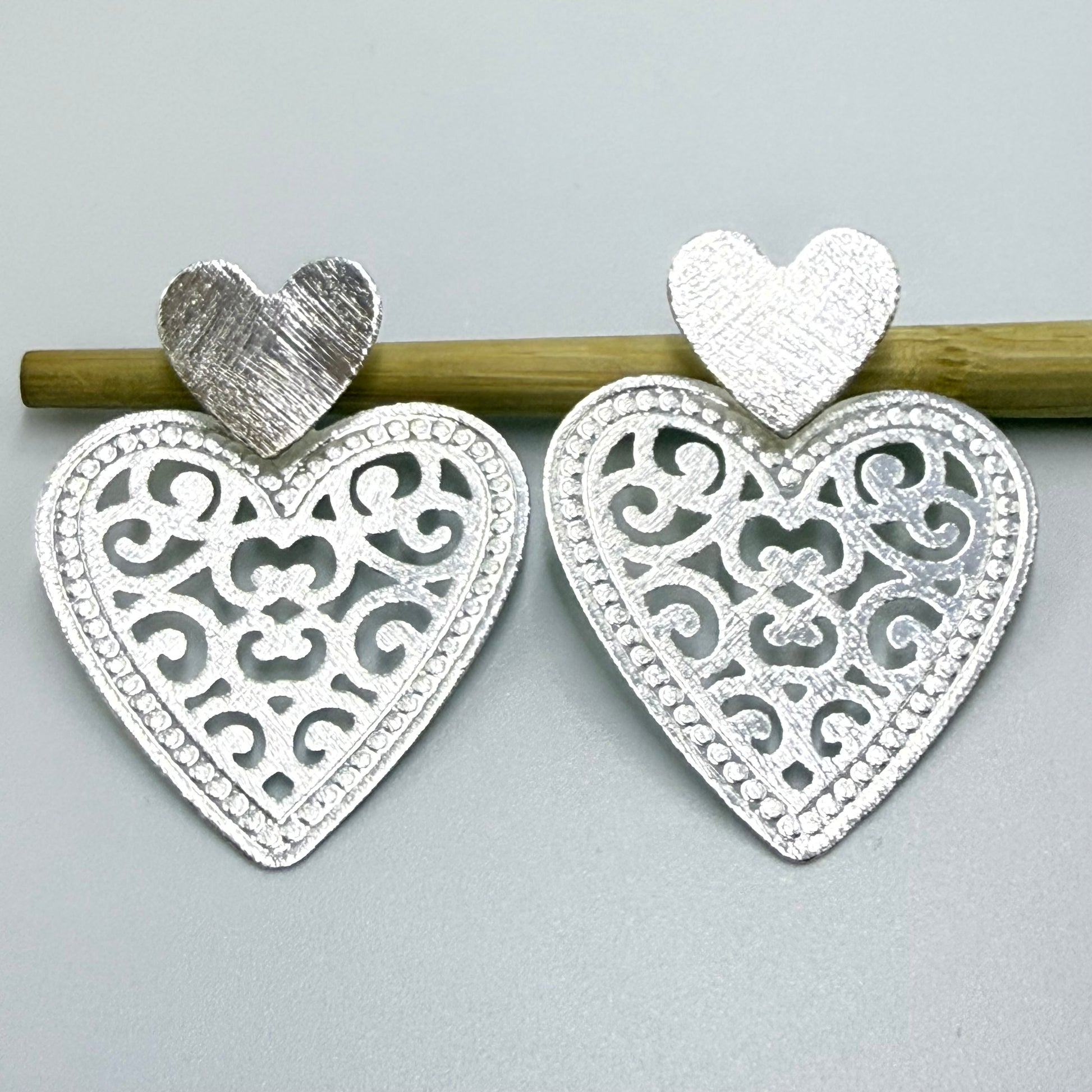 Joyas por Mayor Joyas Bañadas en Plata por Mayor Insumos para Joyas XP567 Aro Base Corazón 14x15 mm Mandala Corazón Calada Borde Puntos 31x31 mm Lijado Aro Baño Plata