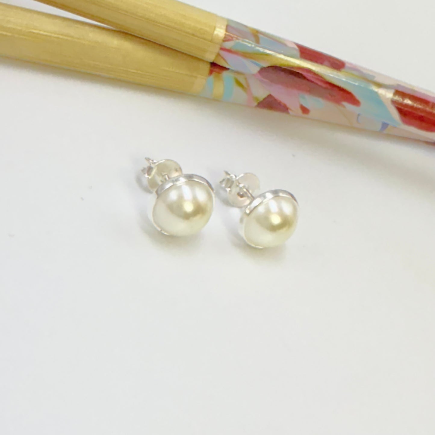 Joyas por Mayor Joyas Bañadas en Plata por Mayor Insumos para Joyas XP566 Aro Media Perla con Base diá. 9 mm Espesor 4 mm Aro Baño Plata