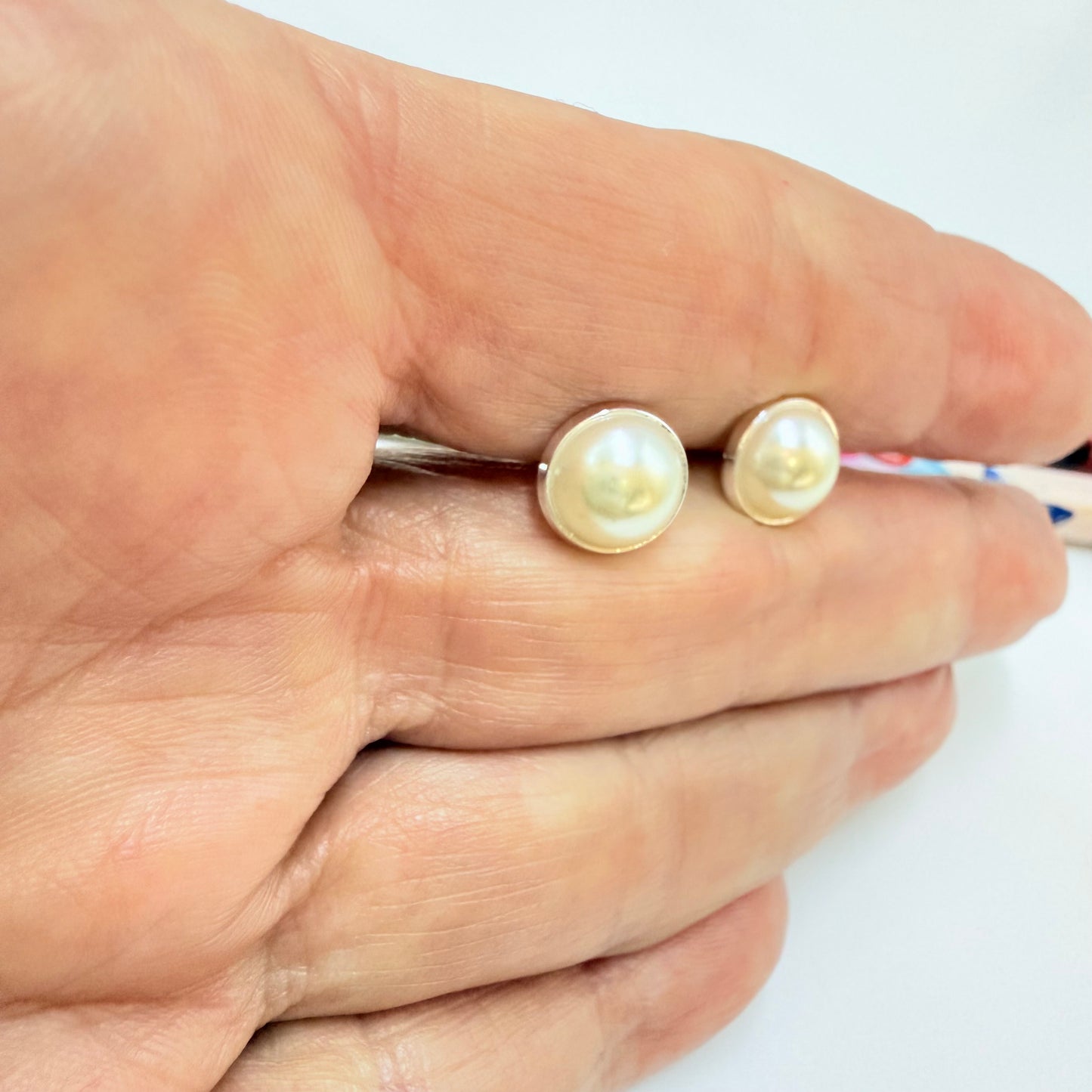 Joyas por Mayor Joyas Bañadas en Plata por Mayor Insumos para Joyas XP566 Aro Media Perla con Base diá. 9 mm Espesor 4 mm Aro Baño Plata