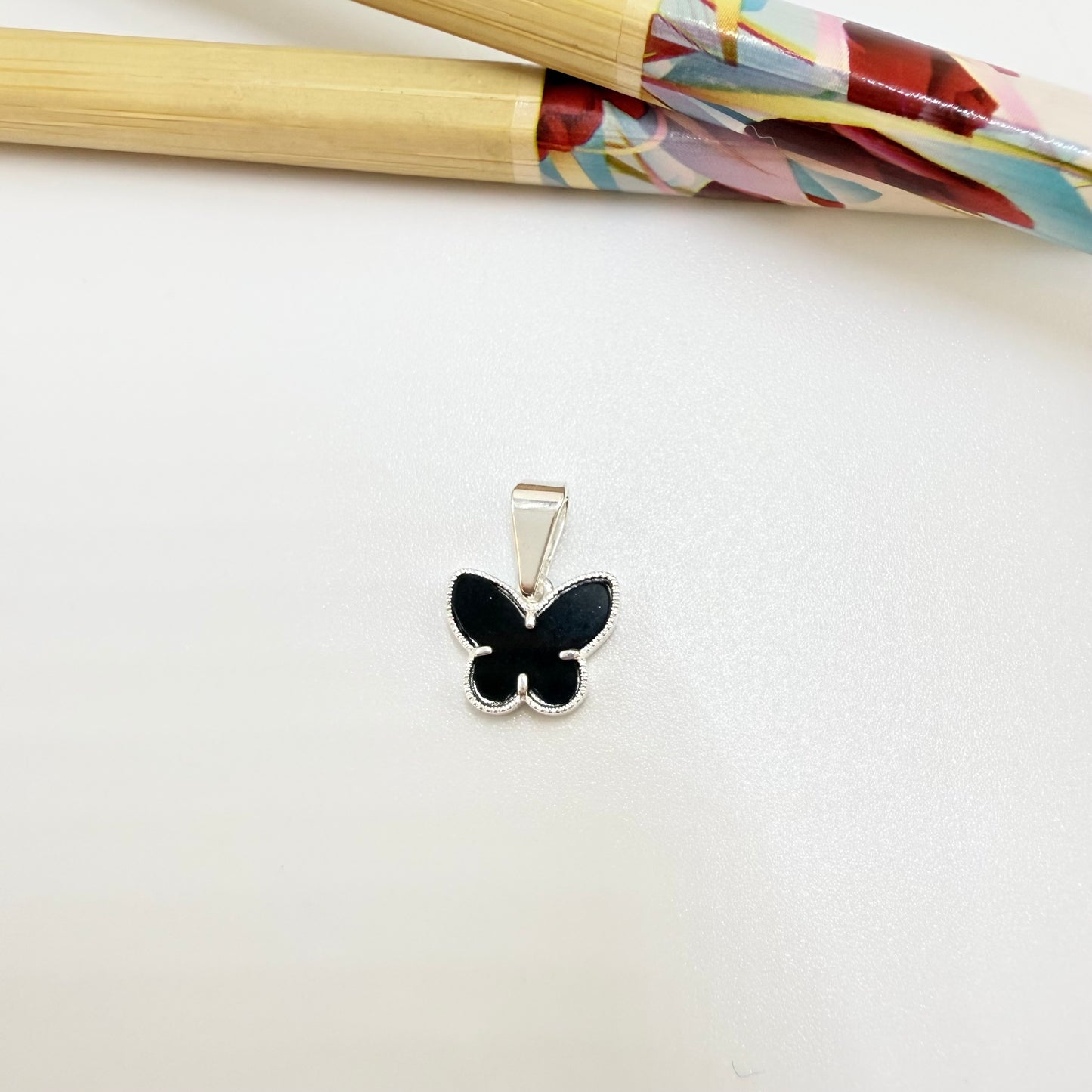 Joyas por Mayor Joyas Bañadas en Plata por Mayor Insumos para Joyas FP1247 Colgante Mariposa Borde Rutilado Acrílico Negro 11 x 9 mm valier de 7 mm Espesor 2 mm Figura Baño Plata