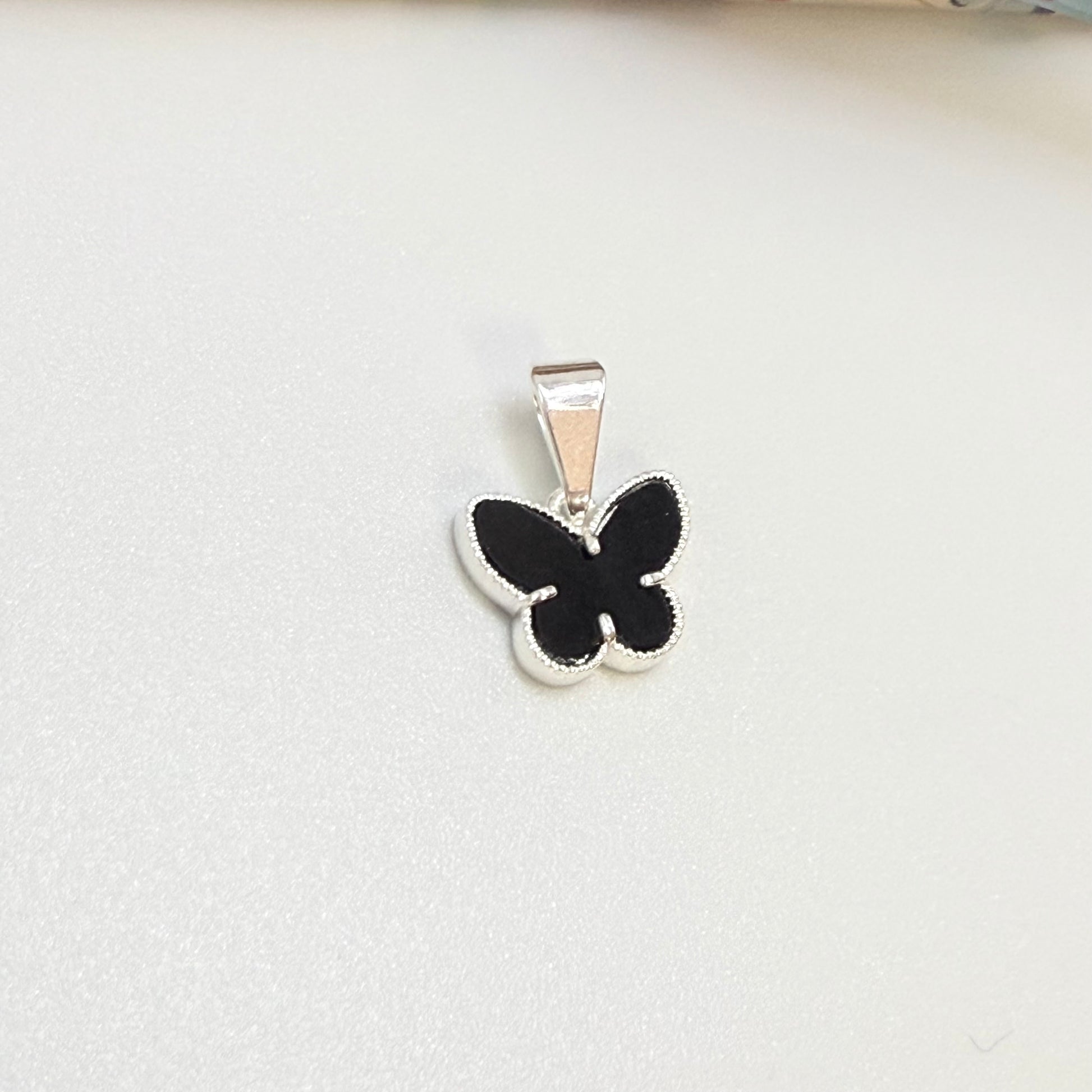 Joyas por Mayor Joyas Bañadas en Plata por Mayor Insumos para Joyas FP1247 Colgante Mariposa Borde Rutilado Acrílico Negro 11 x 9 mm valier de 7 mm Espesor 2 mm Figura Baño Plata