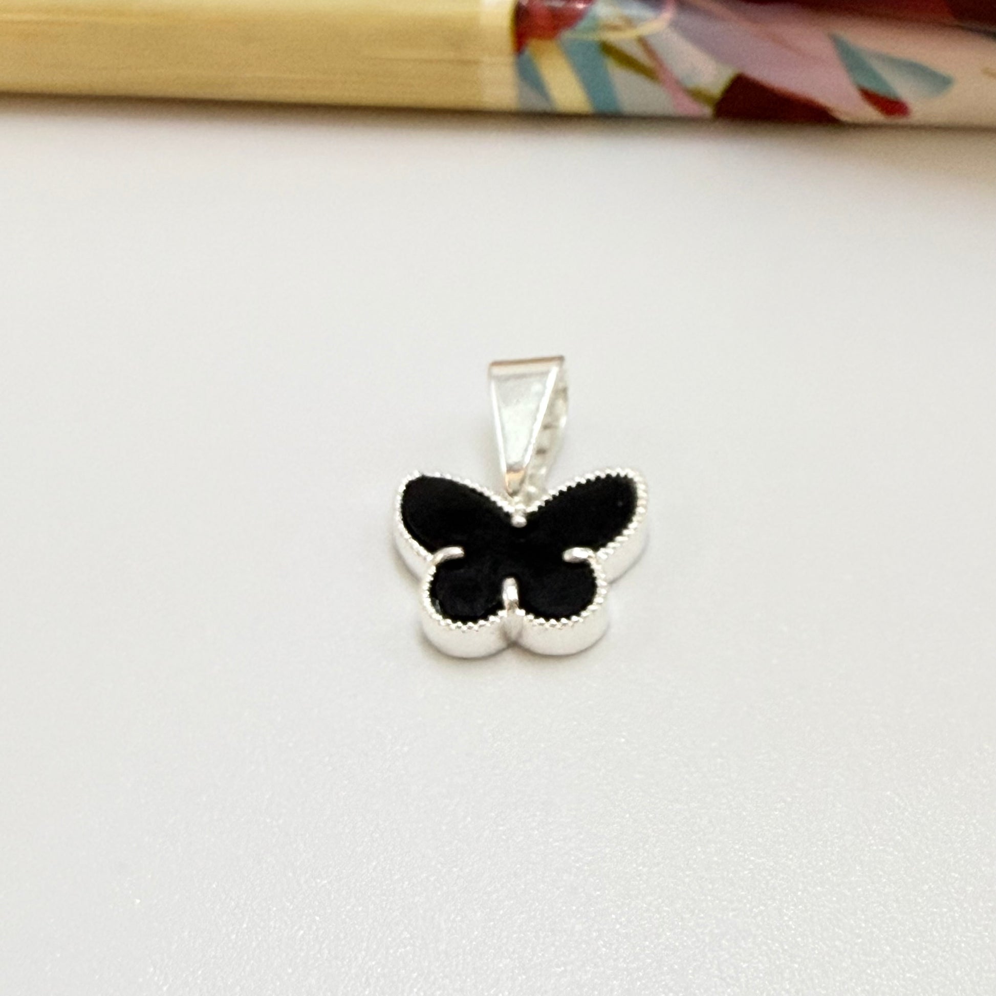 Joyas por Mayor Joyas Bañadas en Plata por Mayor Insumos para Joyas FP1247 Colgante Mariposa Borde Rutilado Acrílico Negro 11 x 9 mm valier de 7 mm Espesor 2 mm Figura Baño Plata