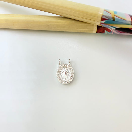 Joyas por Mayor Joyas Bañadas en Plata por Mayor Insumos para Joyas FP1246 Colgante Virgen de los Milagros Borde con Circones 9 x 8 mm con 2 argollitas de 3 mm Espesor 2.5 mm Figura Baño Plata