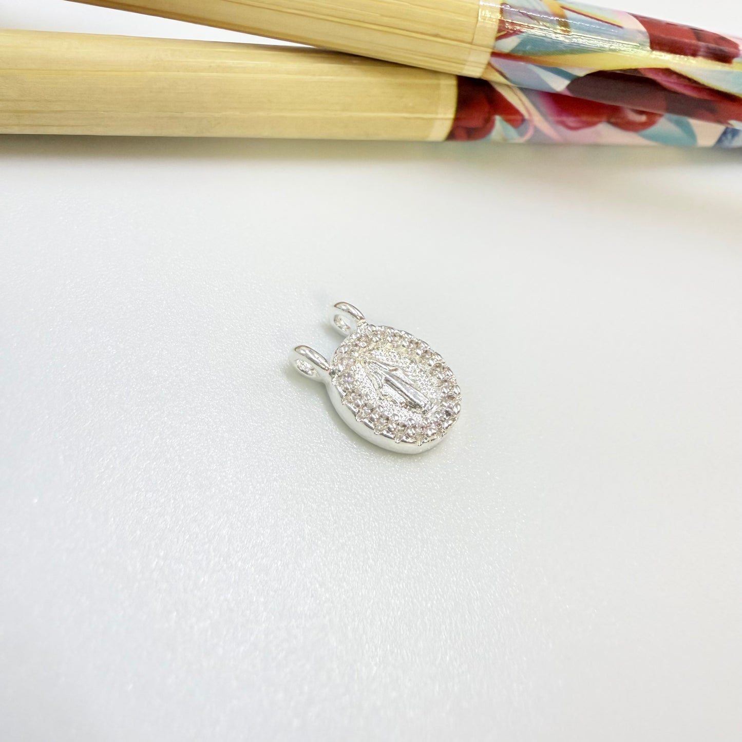 Joyas por Mayor Joyas Bañadas en Plata por Mayor Insumos para Joyas FP1246 Colgante Virgen de los Milagros Borde con Circones 9 x 8 mm con 2 argollitas de 3 mm Espesor 2.5 mm Figura Baño Plata