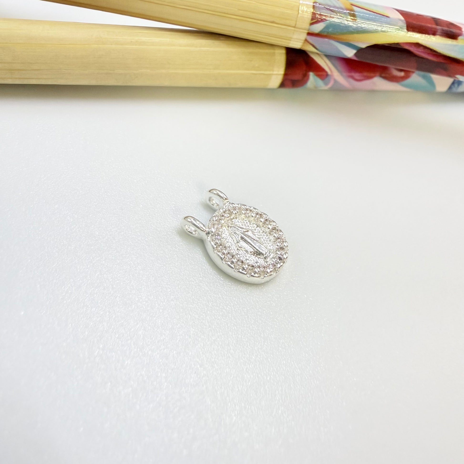 Joyas por Mayor Joyas Bañadas en Plata por Mayor Insumos para Joyas FP1246 Colgante Virgen de los Milagros Borde con Circones 9 x 8 mm con 2 argollitas de 3 mm Espesor 2.5 mm Figura Baño Plata