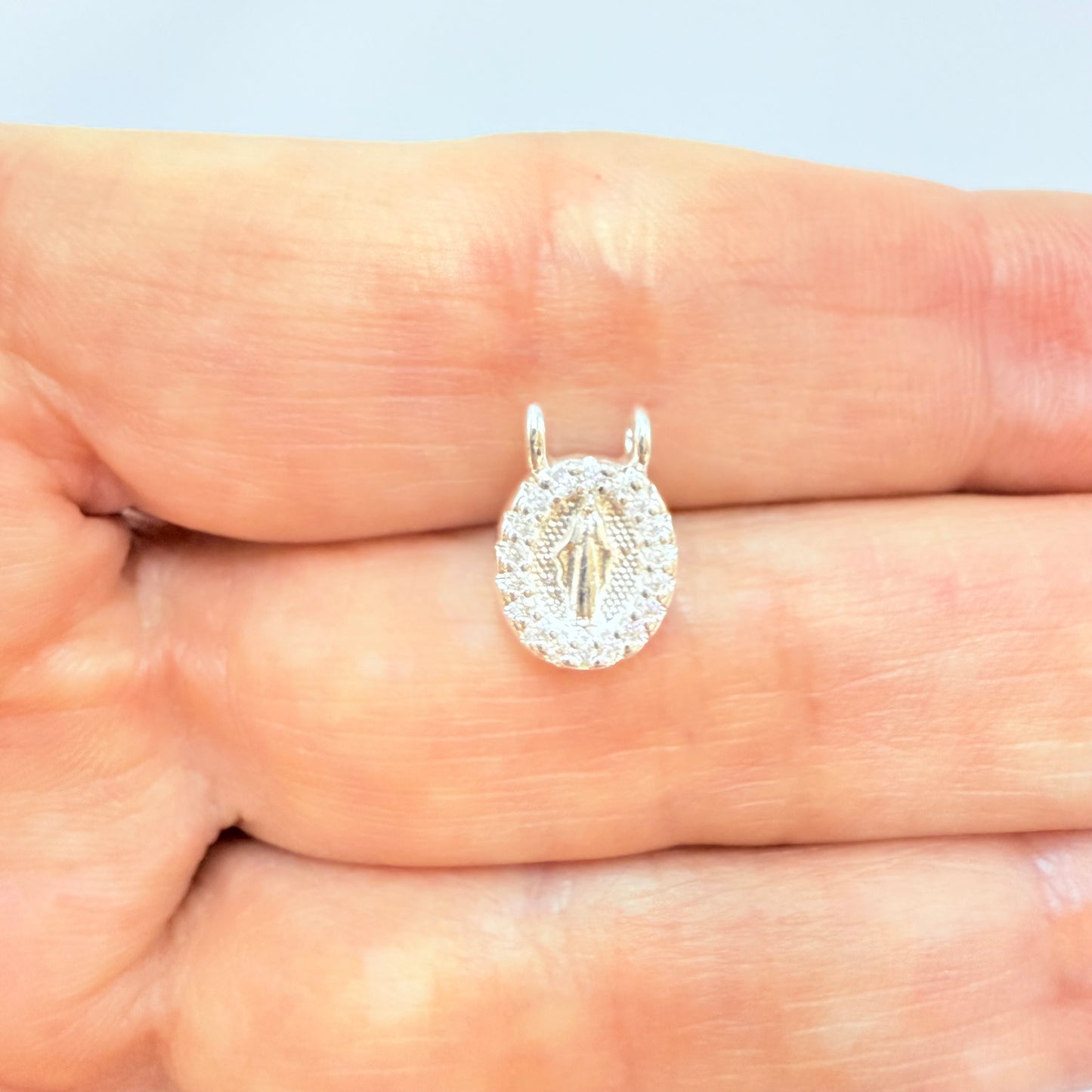 Joyas por Mayor Joyas Bañadas en Plata por Mayor Insumos para Joyas FP1246 Colgante Virgen de los Milagros Borde con Circones 9 x 8 mm con 2 argollitas de 3 mm Espesor 2.5 mm Figura Baño Plata