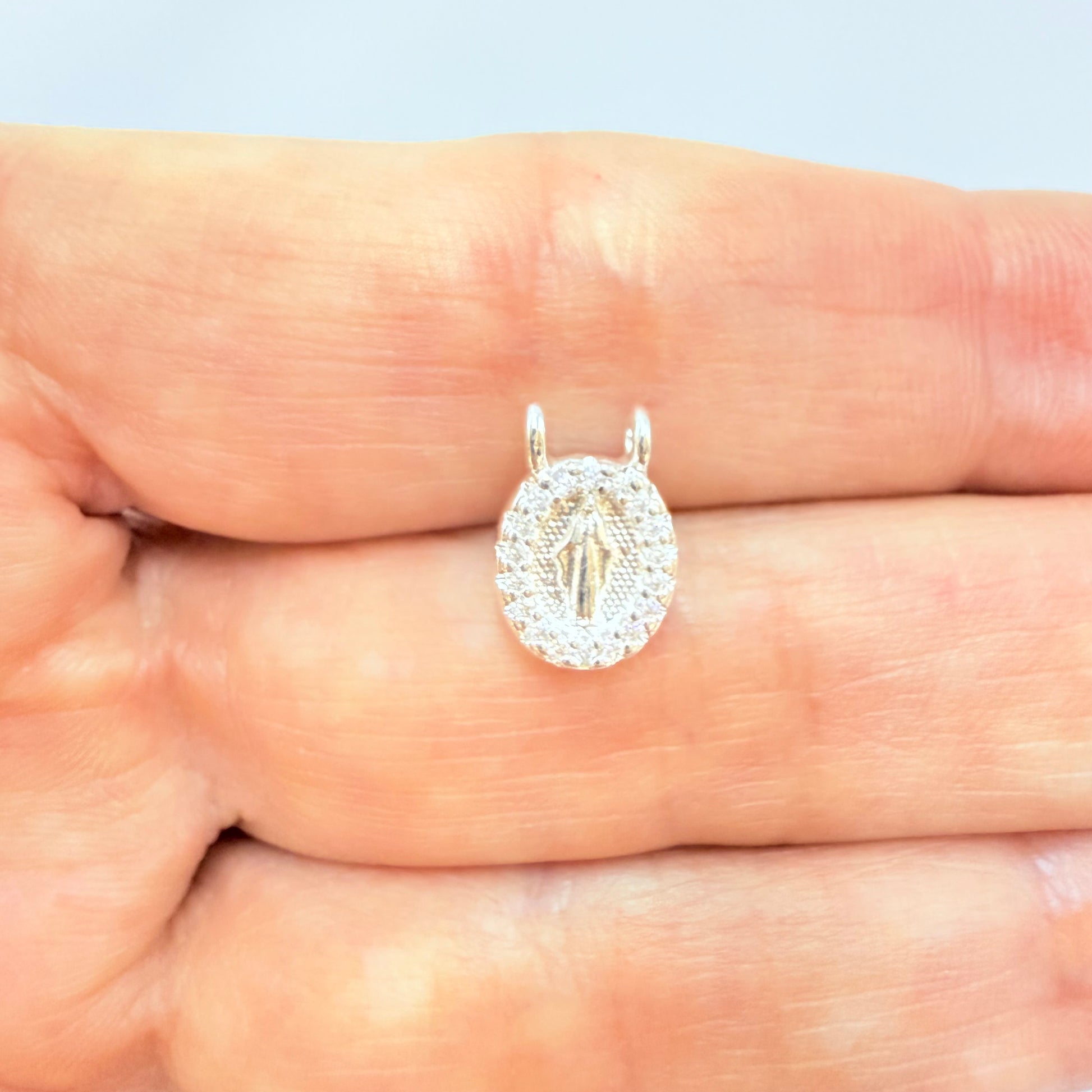 Joyas por Mayor Joyas Bañadas en Plata por Mayor Insumos para Joyas FP1246 Colgante Virgen de los Milagros Borde con Circones 9 x 8 mm con 2 argollitas de 3 mm Espesor 2.5 mm Figura Baño Plata