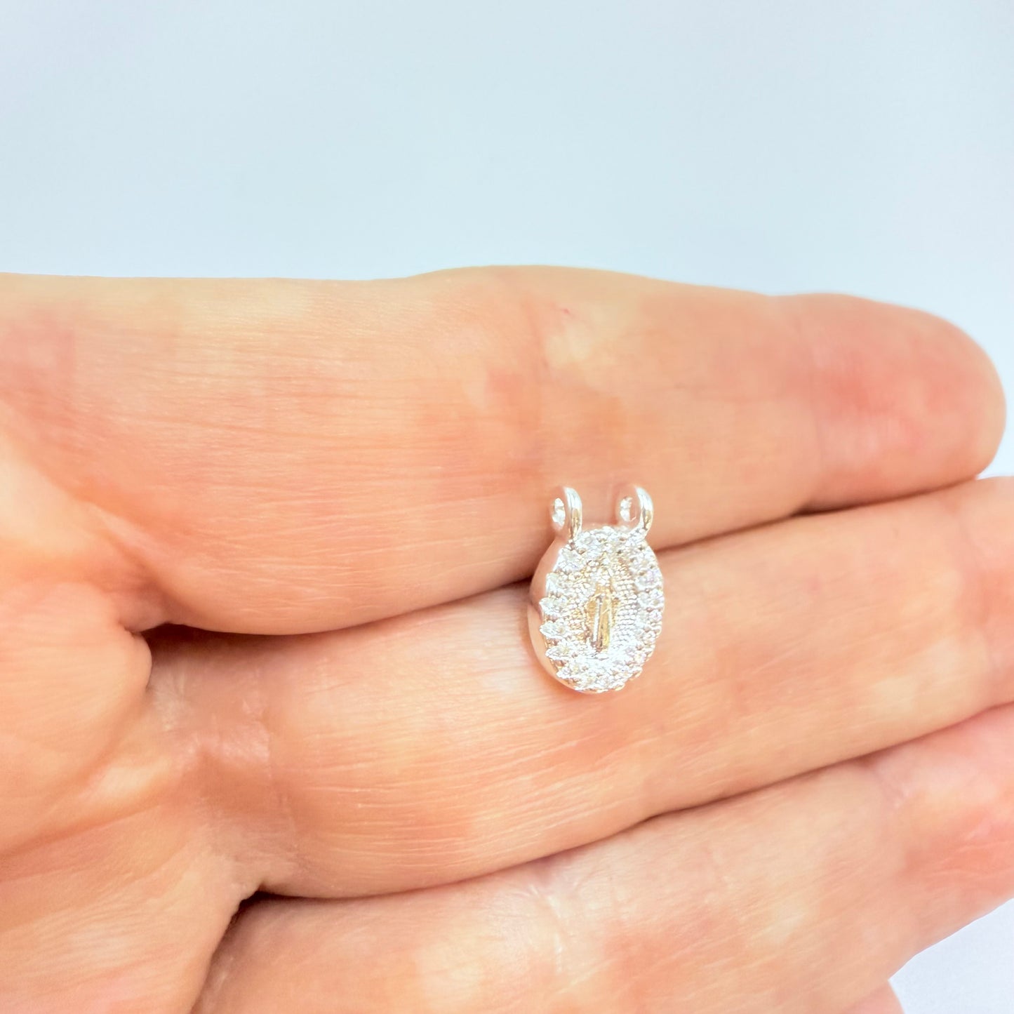 Joyas por Mayor Joyas Bañadas en Plata por Mayor Insumos para Joyas FP1246 Colgante Virgen de los Milagros Borde con Circones 9 x 8 mm con 2 argollitas de 3 mm Espesor 2.5 mm Figura Baño Plata