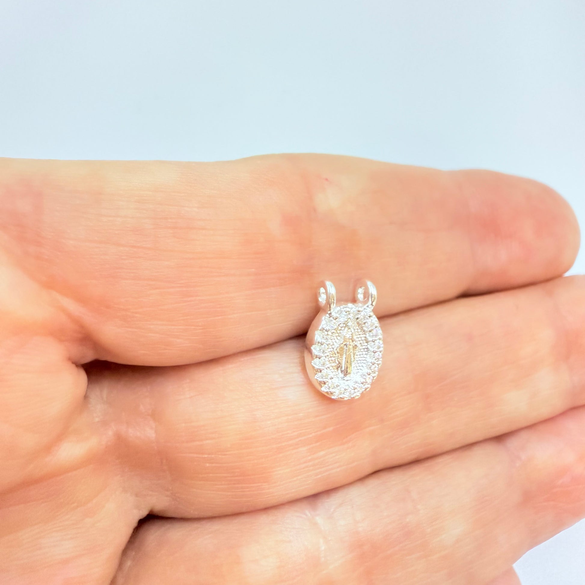 Joyas por Mayor Joyas Bañadas en Plata por Mayor Insumos para Joyas FP1246 Colgante Virgen de los Milagros Borde con Circones 9 x 8 mm con 2 argollitas de 3 mm Espesor 2.5 mm Figura Baño Plata
