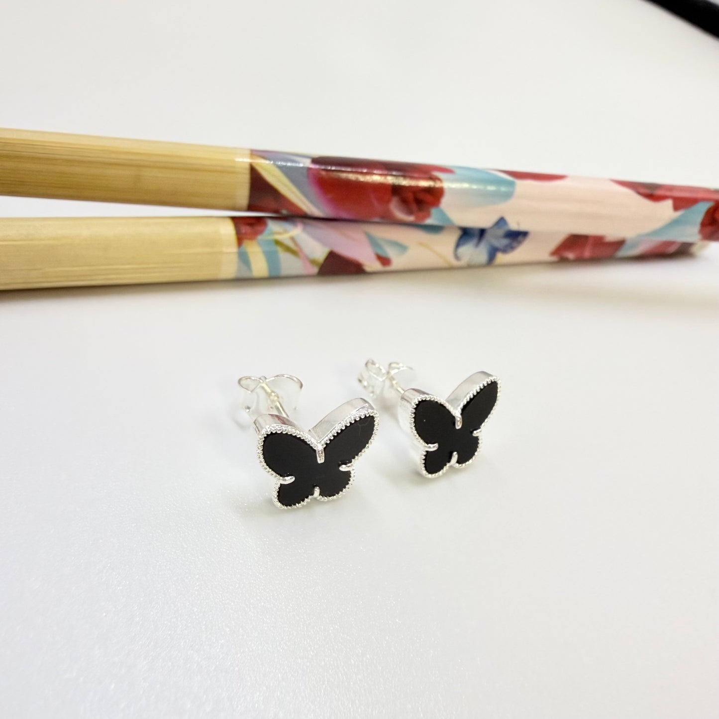 Joyas por Mayor Joyas Bañadas en Plata por Mayor Insumos para Joyas XP565 Aro Mariposa Borde Rutilado Acrílico Negro 11 x 9 mm Espesor 2 mm Aro Baño Plata