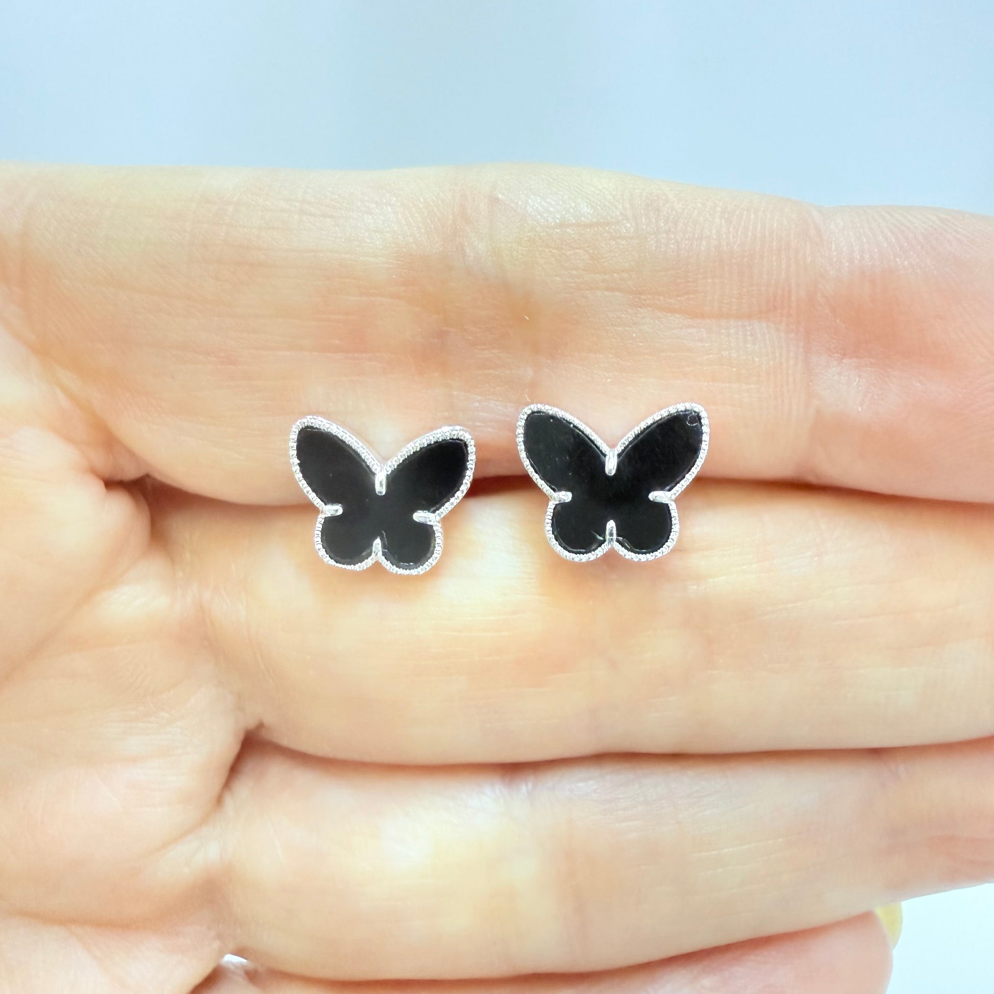 Joyas por Mayor Joyas Bañadas en Plata por Mayor Insumos para Joyas XP565 Aro Mariposa Borde Rutilado Acrílico Negro 11 x 9 mm Espesor 2 mm Aro Baño Plata