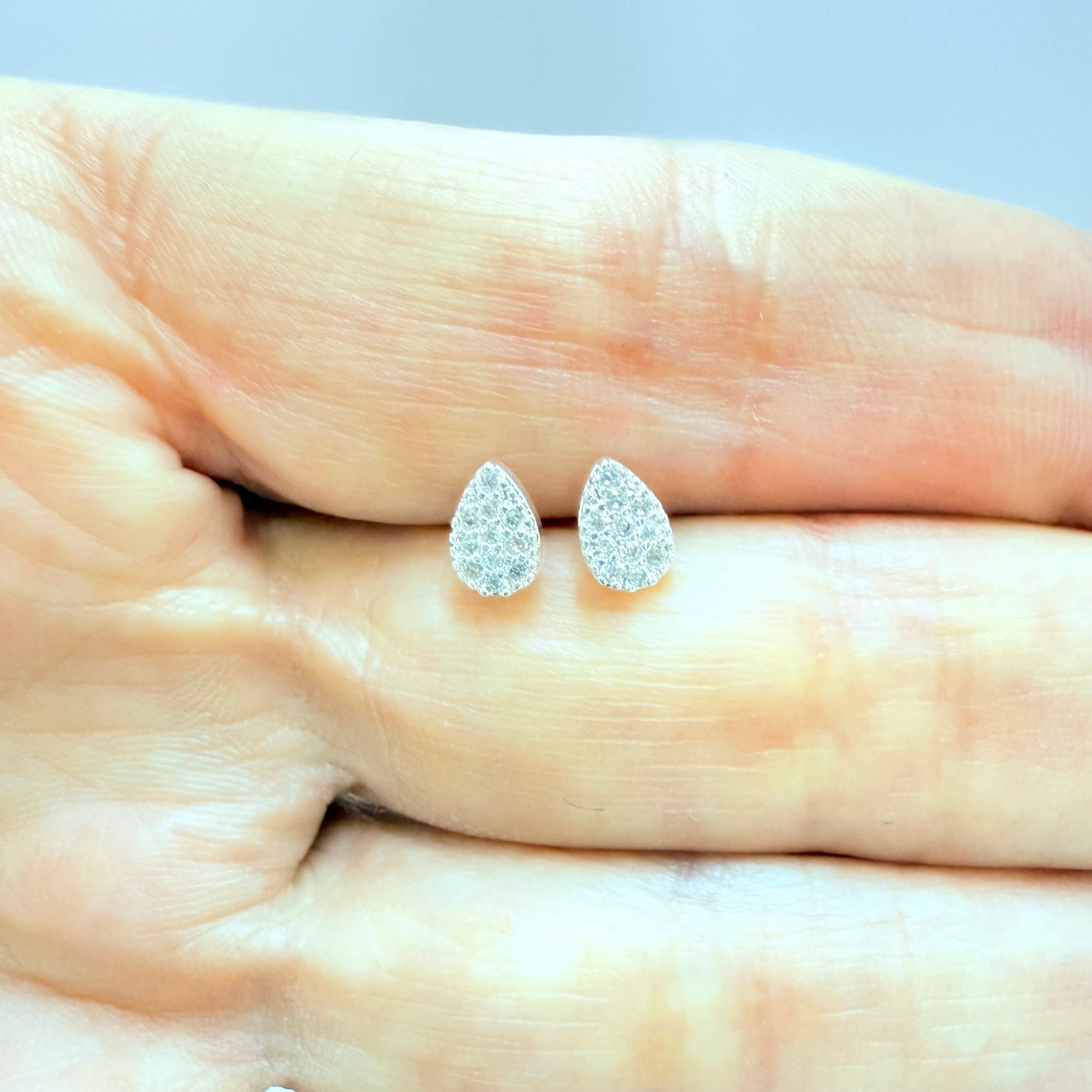 Joyas por Mayor Joyas Bañadas en Plata por Mayor Insumos para Joyas XP564 Aro Gota Small con circones 6 x 4 mm Espesor 2.1 mm Aro Baño Plata