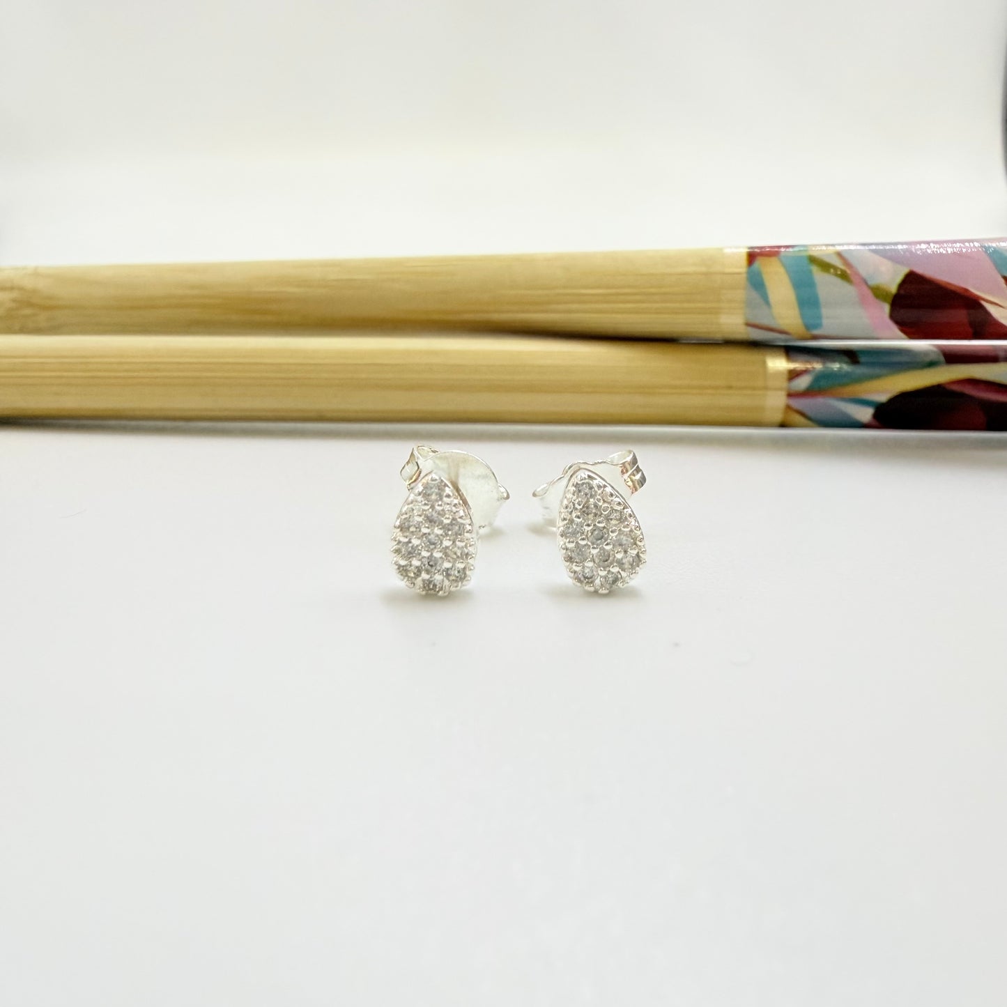 Joyas por Mayor Joyas Bañadas en Plata por Mayor Insumos para Joyas XP564 Aro Gota Small con circones 6 x 4 mm Espesor 2.1 mm Aro Baño Plata