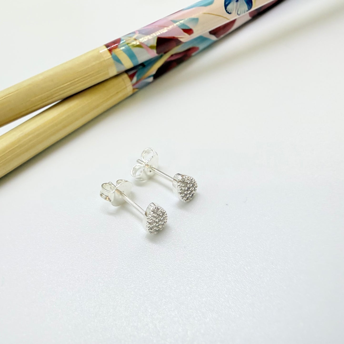 Joyas por Mayor Joyas Bañadas en Plata por Mayor Insumos para Joyas XP564 Aro Gota Small con circones 6 x 4 mm Espesor 2.1 mm Aro Baño Plata