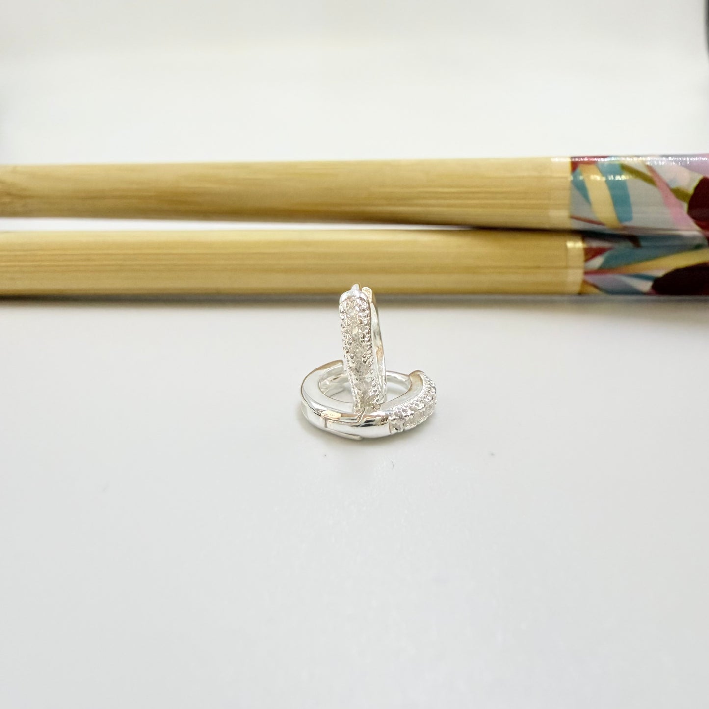 Joyas por Mayor Joyas Bañadas en Plata por Mayor Insumos para Joyas XP569 Aro Argolla Presión Diá. 10 mm Ancho 2 mm con Circones Espesor 1.8 mm Aro Baño Plata