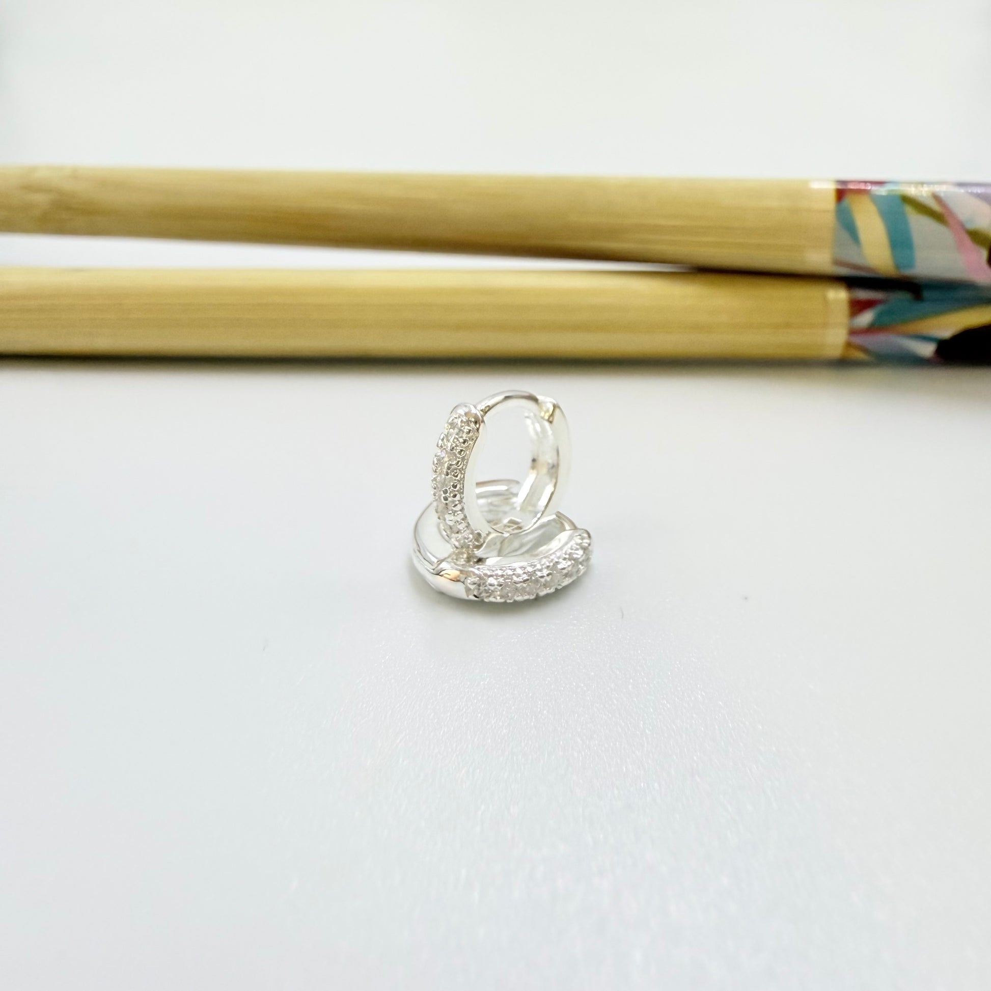 Joyas por Mayor Joyas Bañadas en Plata por Mayor Insumos para Joyas XP569 Aro Argolla Presión Diá. 10 mm Ancho 2 mm con Circones Espesor 1.8 mm Aro Baño Plata