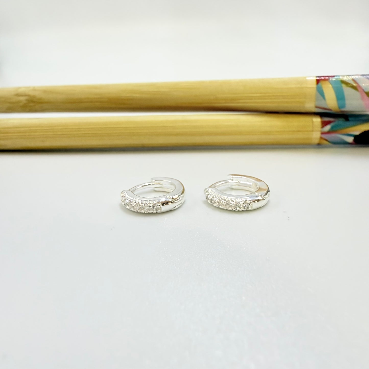 Joyas por Mayor Joyas Bañadas en Plata por Mayor Insumos para Joyas XP569 Aro Argolla Presión Diá. 10 mm Ancho 2 mm con Circones Espesor 1.8 mm Aro Baño Plata