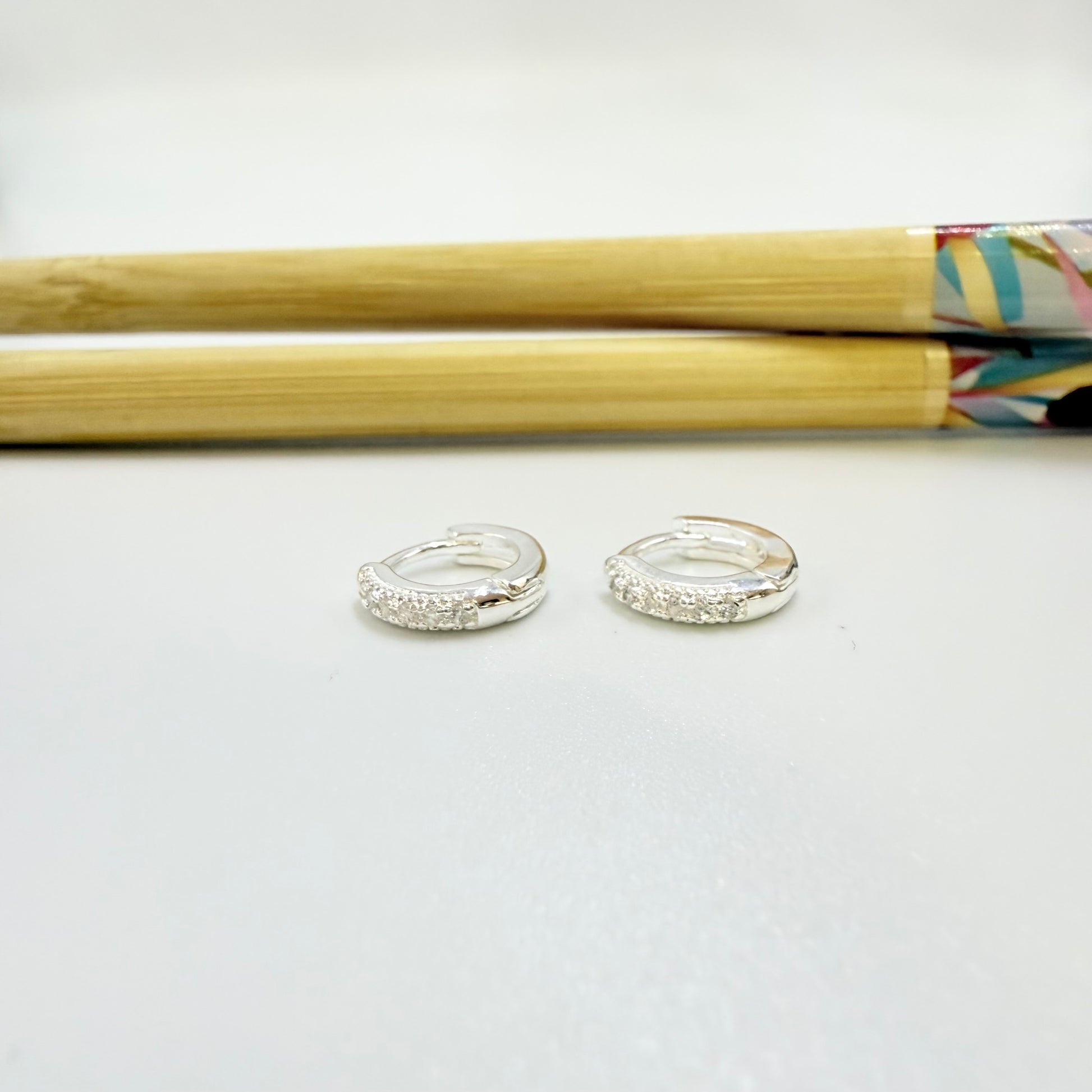 Joyas por Mayor Joyas Bañadas en Plata por Mayor Insumos para Joyas XP569 Aro Argolla Presión Diá. 10 mm Ancho 2 mm con Circones Espesor 1.8 mm Aro Baño Plata